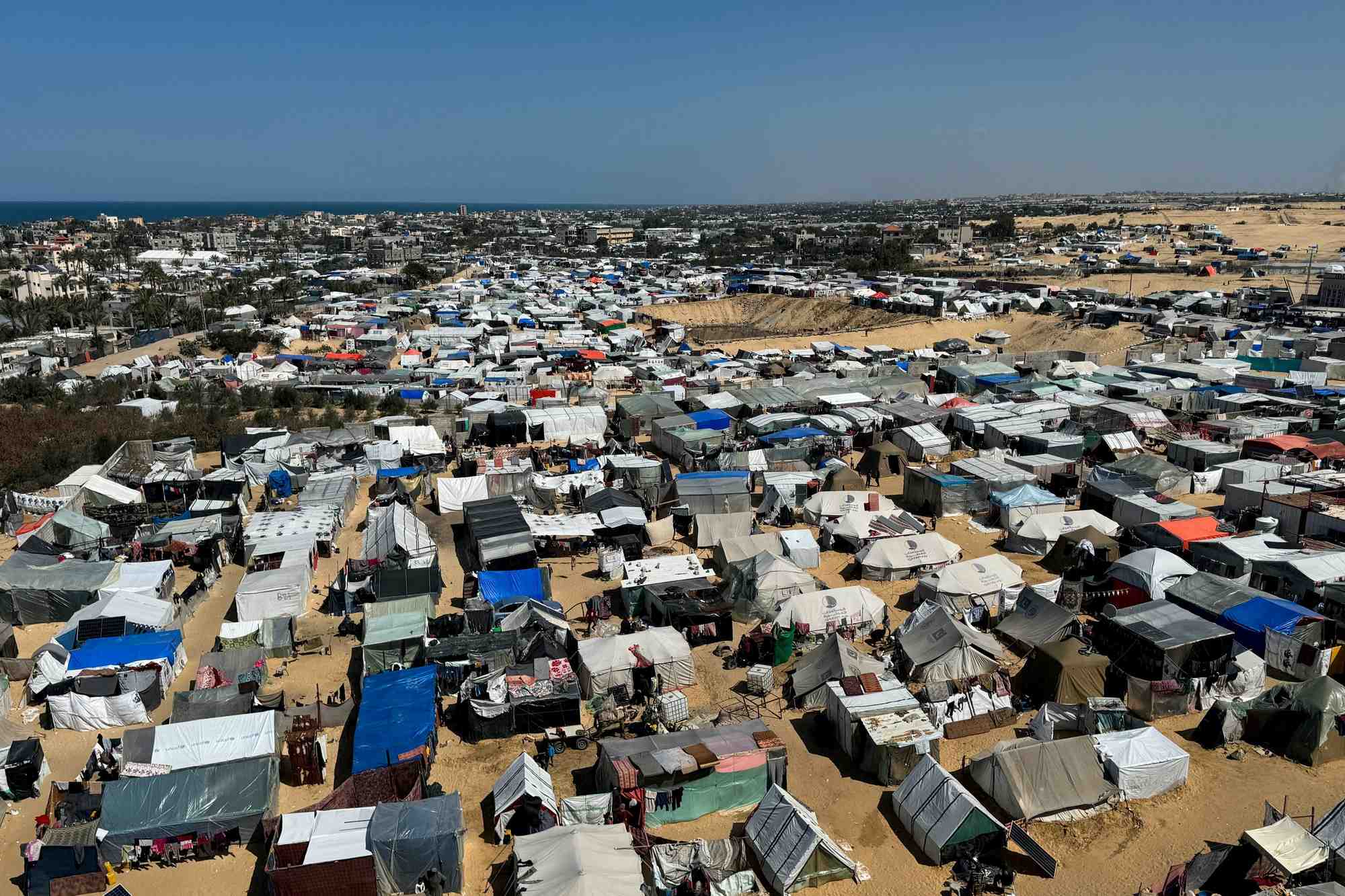 Des palestiniens deplaces, qui ont fui leurs maisons a cause des attaques israeliennes, s'abritent dans des tentes a rafah