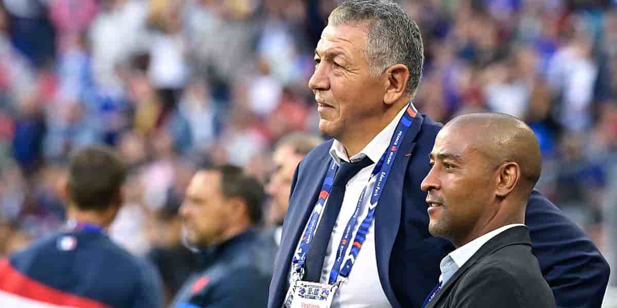 Abdelatif Benazzi et l'ancien joureur australien George Gregan au Stade de France en 2023.