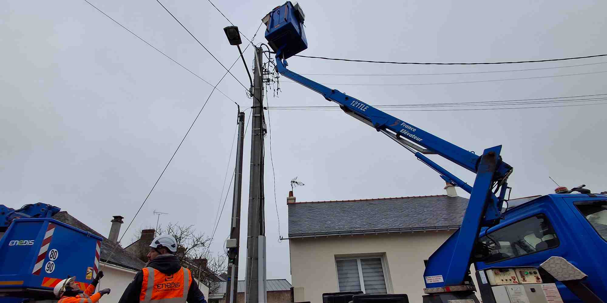 A Blain (Loire-Atlantique), Enedis va remplacer pendant un an tous les câbles en fils "nus" de la commune par des câbles torsadés plus résistants.