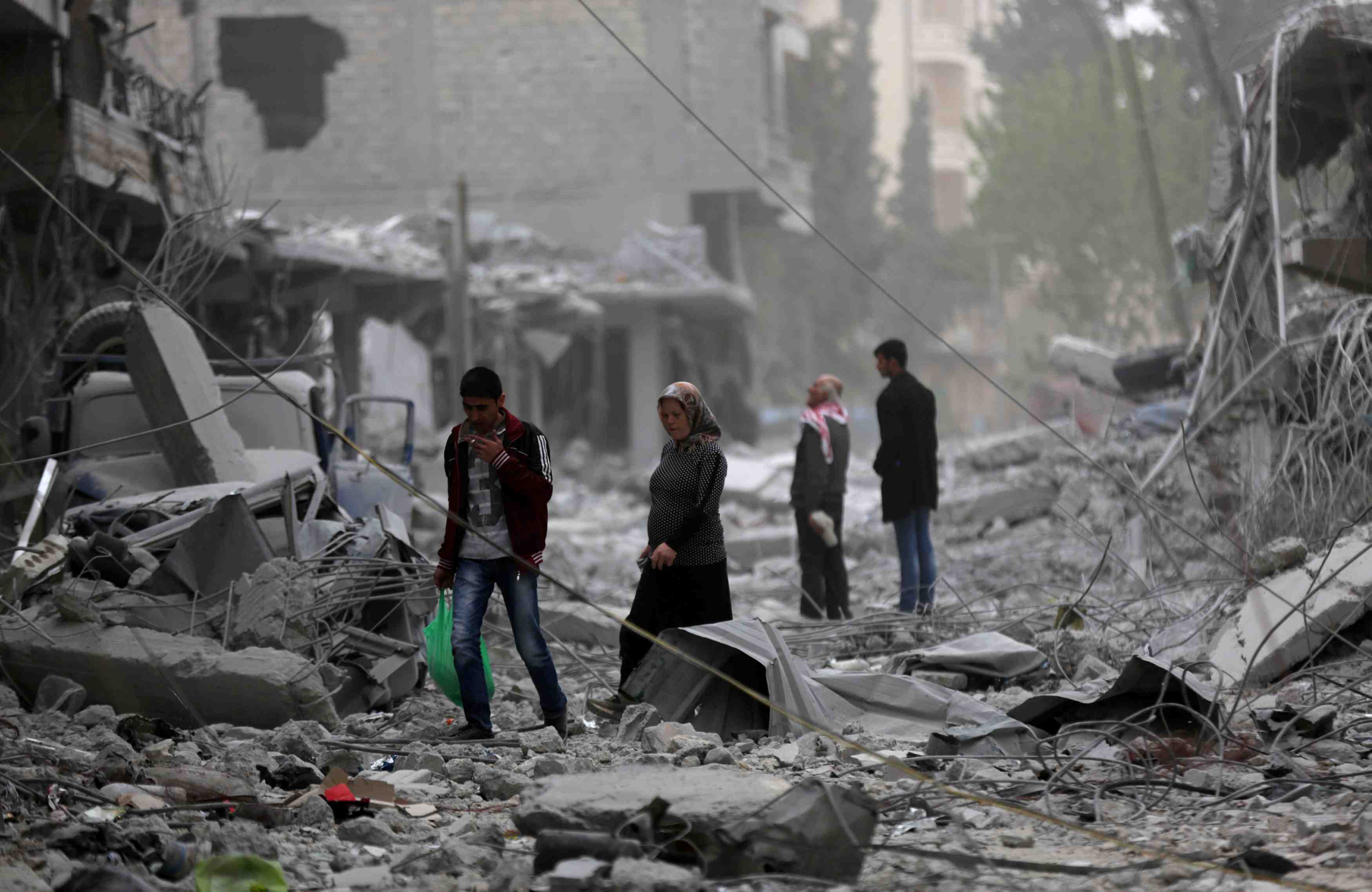 La russie est "enlisee" en syrie, selon bolton