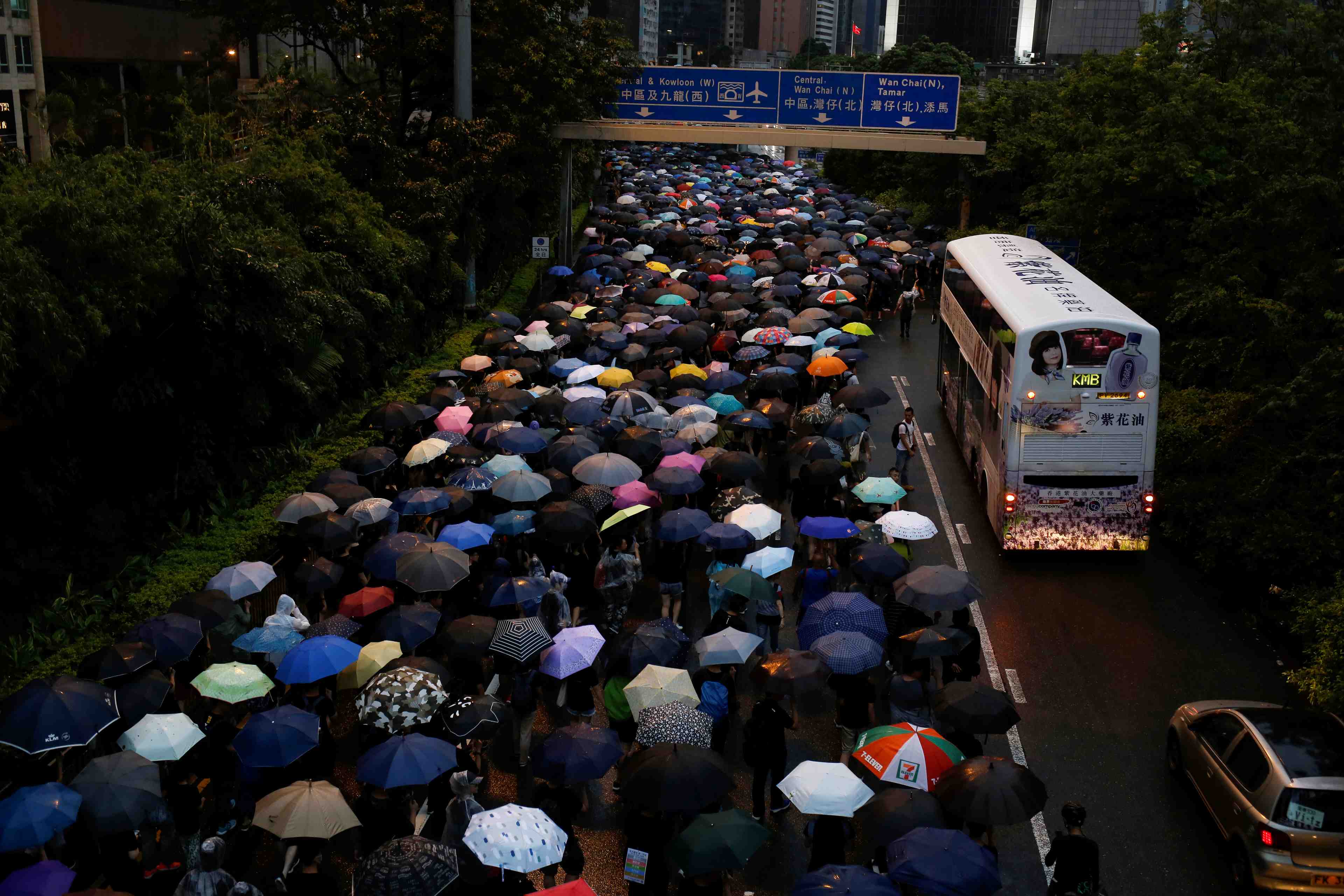 Hong kong: des dizaines de milliers de contestataires de nouveau dans les rues