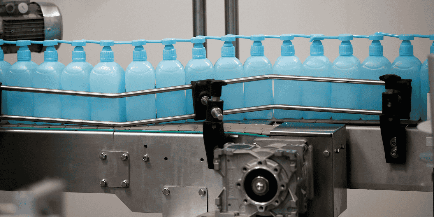 Vue d'une partie de la chaîne de production de gel hydroalcoolique de Christeyns, à Vertou, près de Nantes.