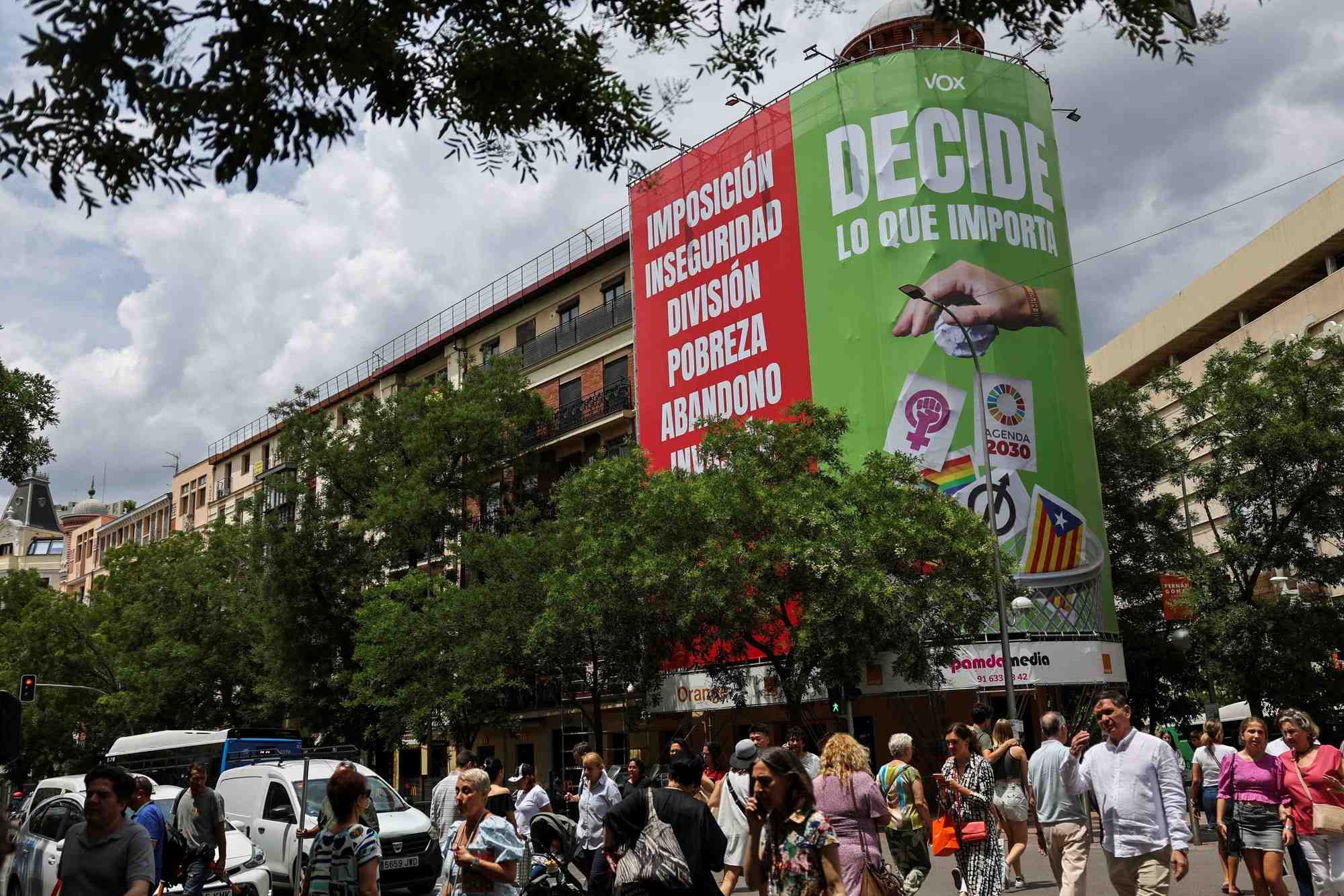 Une pancarte du parti d'extreme droite vox accrochee a l'exterieur d'un batiment dans le centre de madrid