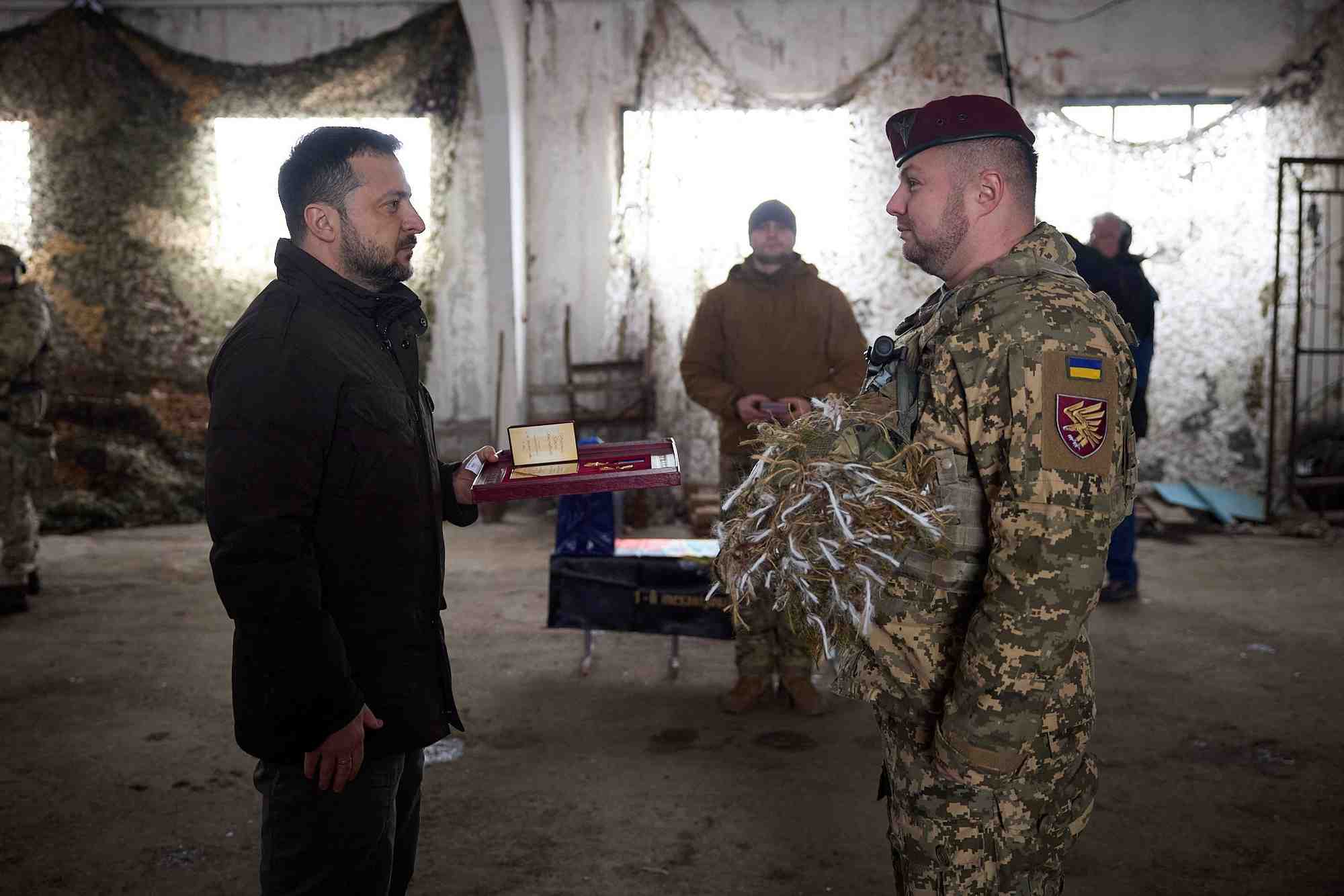 Le president ukrainien volodymyr zelenskiy recompense un soldat ukrainien alors qu'il visite une position pres de la ligne de front pres de koupiansk