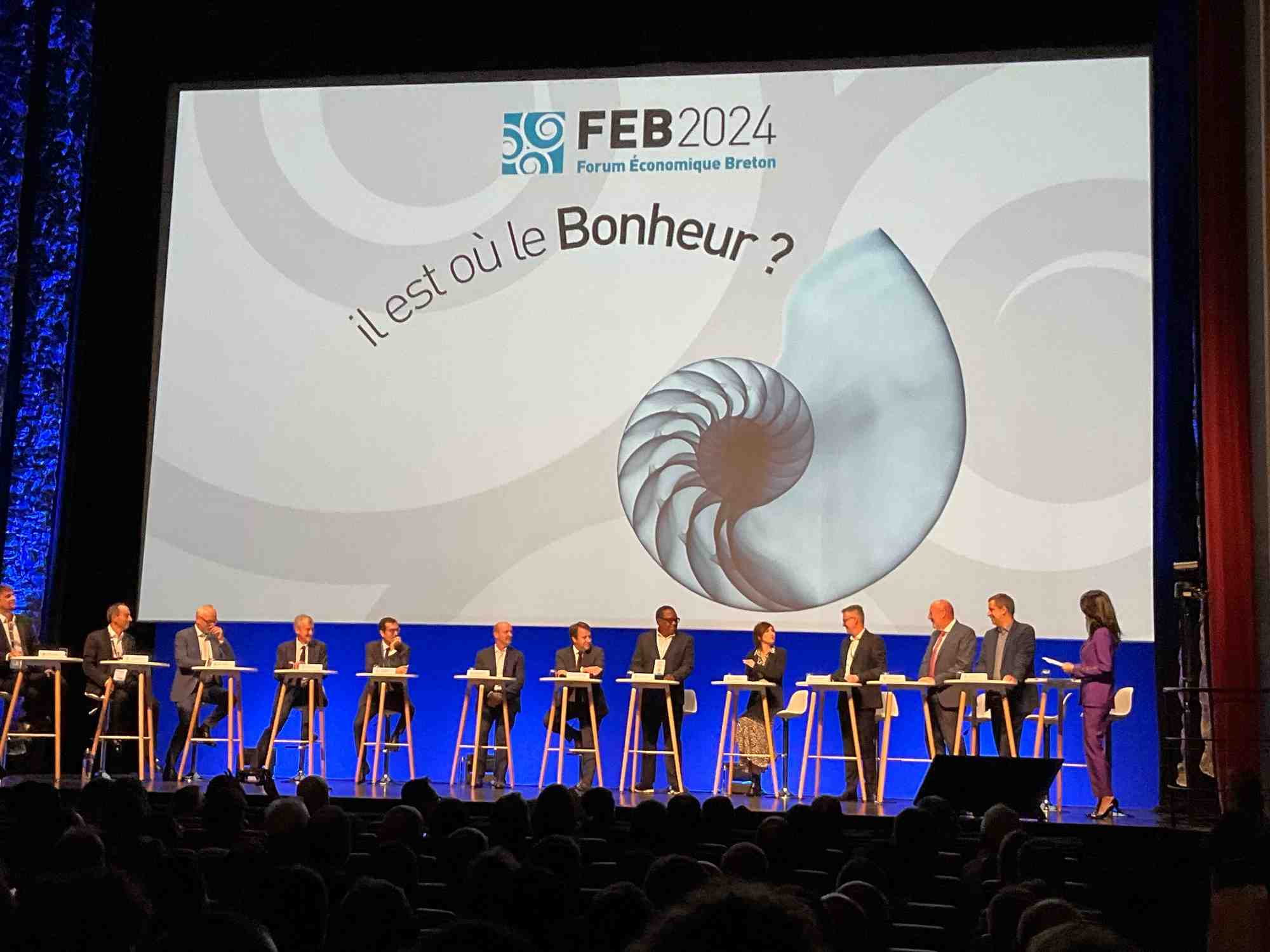 Le 5e Forum économique breton s'est tenu durant deux jours à Saint-Malo pour parler du bonheur, et balayer de nombreux sujets autour de l'attractivité du territoire, de la souveraineté, de l'égalité mais aussi de la mixité. Or l'image de la plénière d'ouverture, avec onze hommes sur scène pour seulement deux femmes, a été désastreuse. Même l'animatrice Marie Drucker s'en est émue.