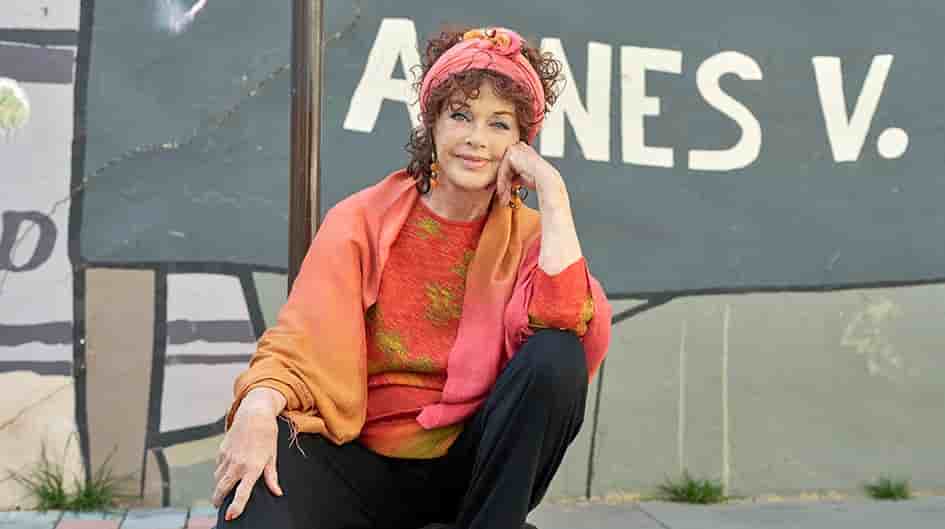 Anny Duperey devant la fresque murale en l’honneur d’Agnès Varda, dans le 14e arrondissement de Paris, mardi.