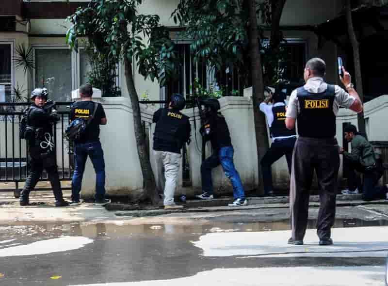 La police indonesienne blesse un assaillant apres une explosion