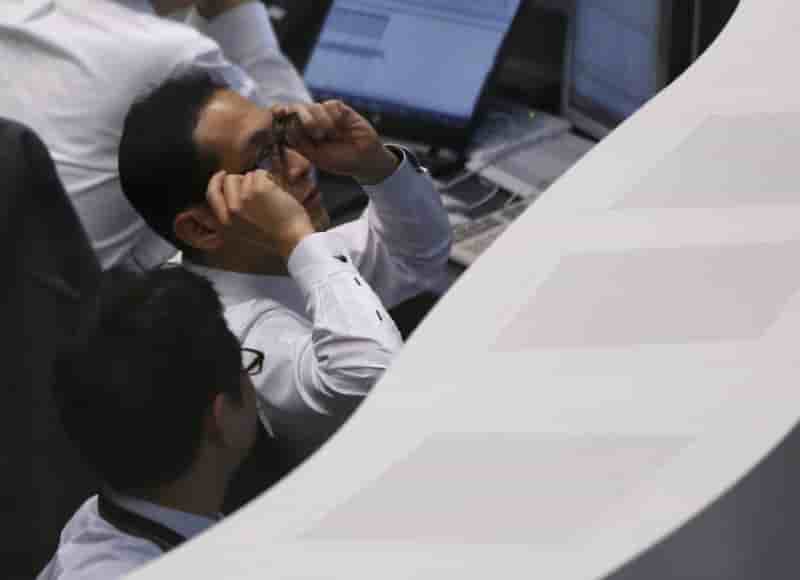 Tokyo finit en baisse, penalisee par toshiba