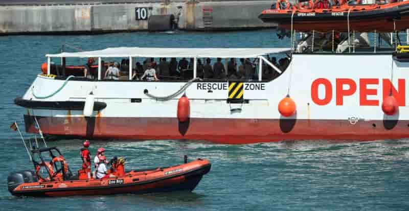 Les migrants recueillis a bord de l'open arms debarquent a barcelone