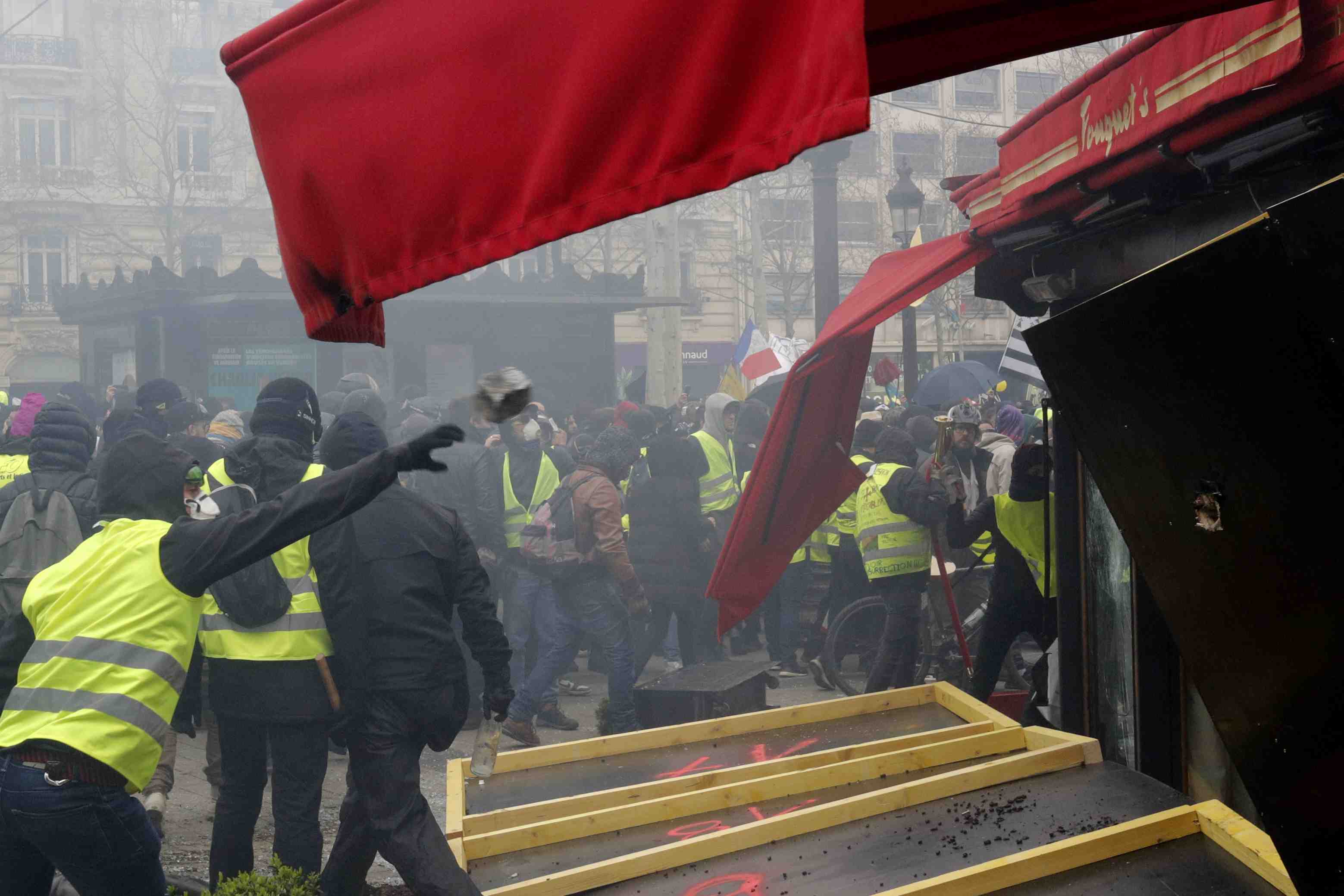 Paris: plan d'urgence demande pour le commerce