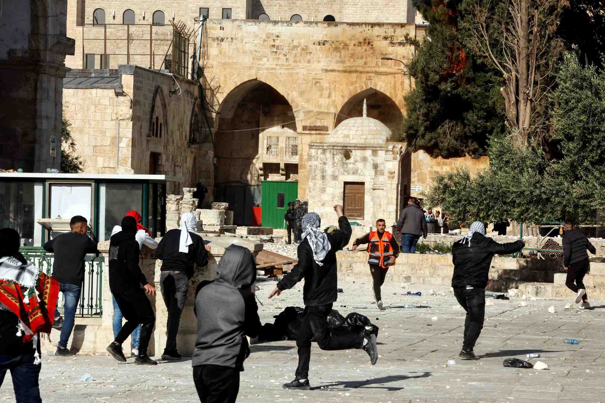 Israel: au moins 57 blesses dans des violences a la mosquee al aksa entre policiers et palestiniens