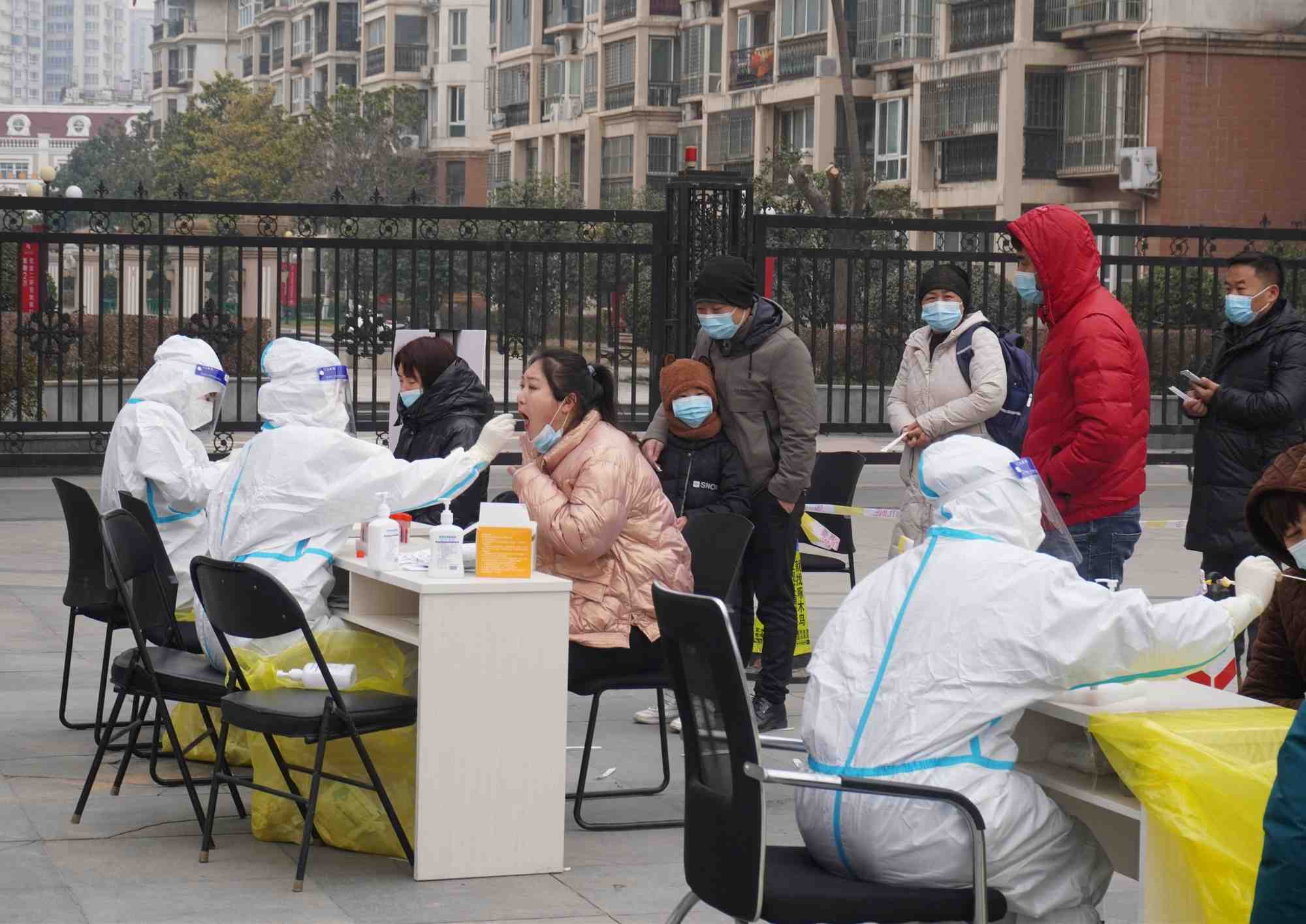 Photo d'archives de residents effectuant un test d'acide nucleique a zhengzhou