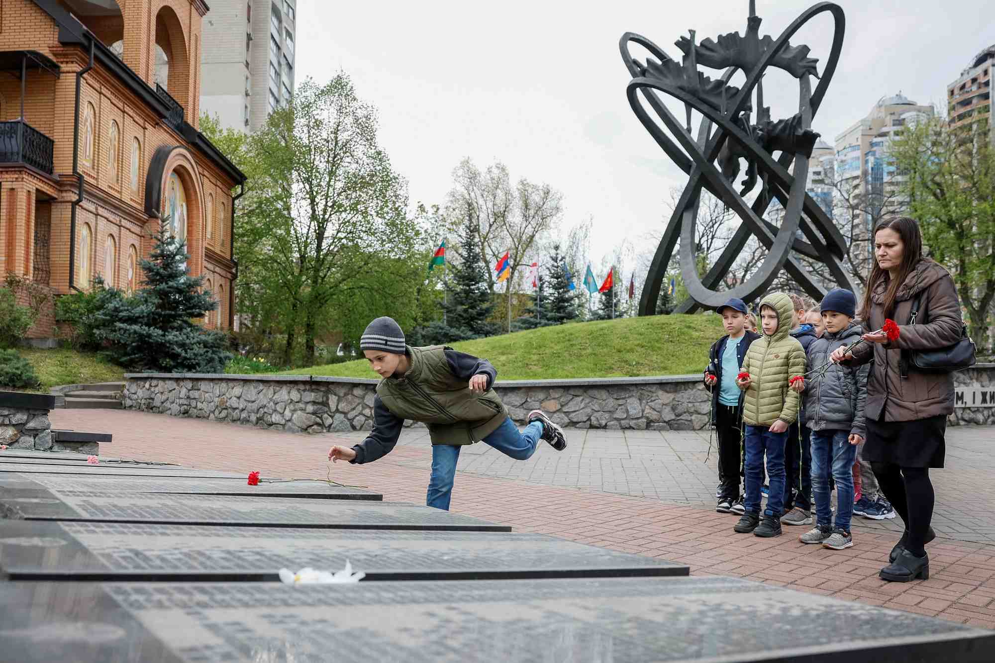 Des gens a kyiv deposent des fleurs lors d'une ceremonie marquant le 37e anniversaire de la catastrophe nucleaire de tchernobyl