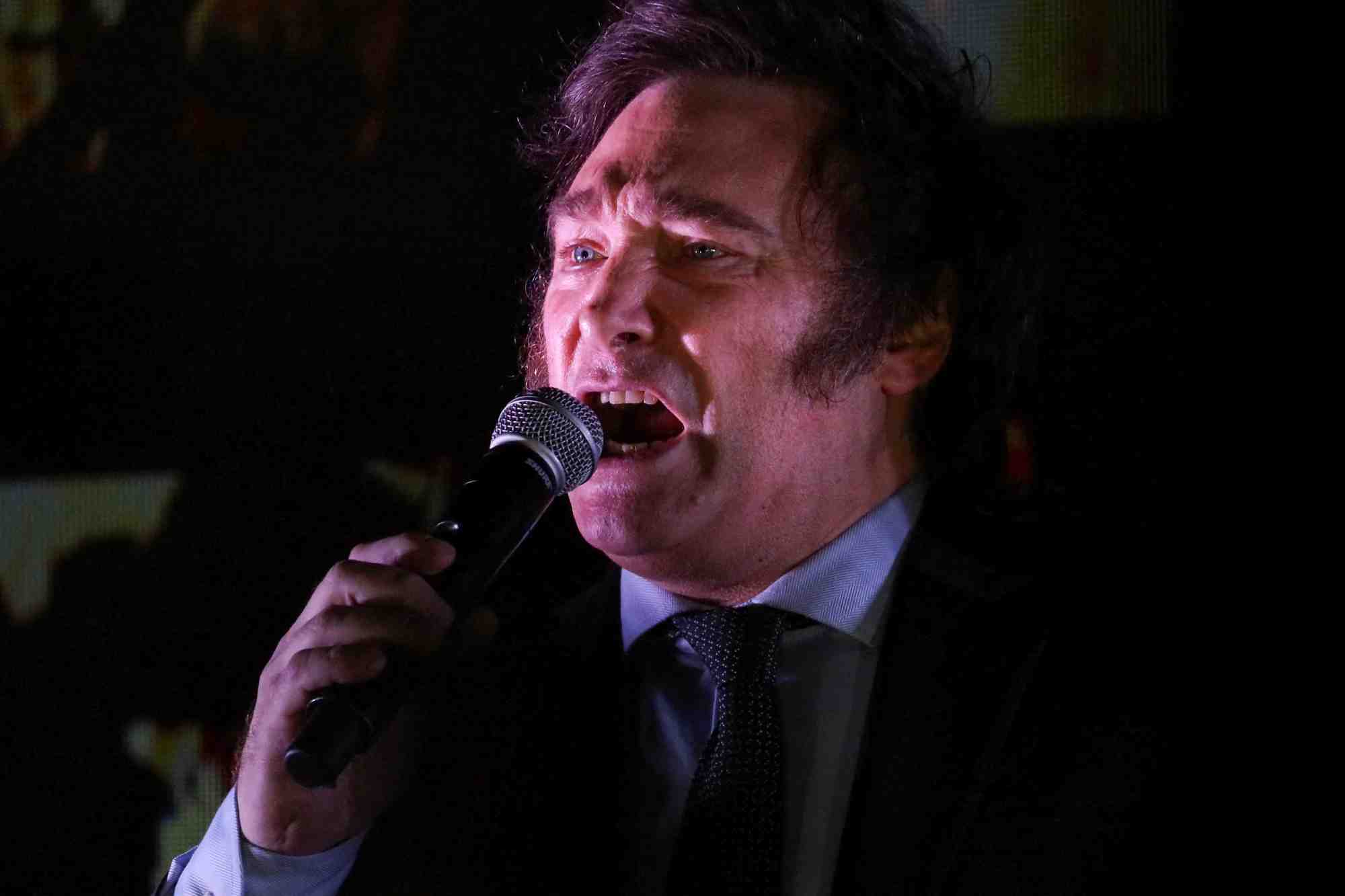 Le president elu argentin javier milei s'adresse a ses partisans apres avoir remporte le second tour de l'election presidentielle
