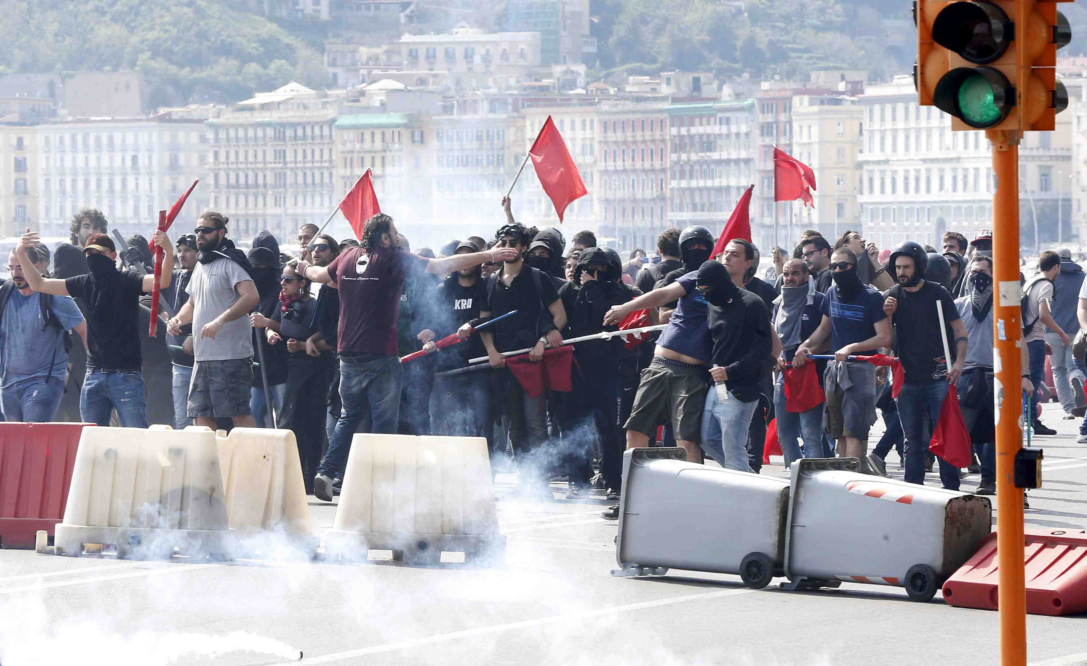 Violente manifestation a naples contre matteo renzi
