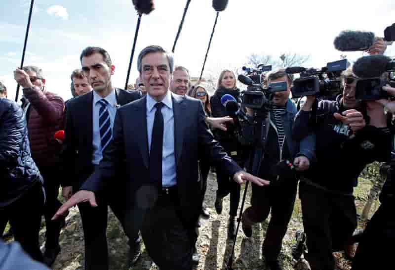 Fillon minimise les informations sur ses costumes