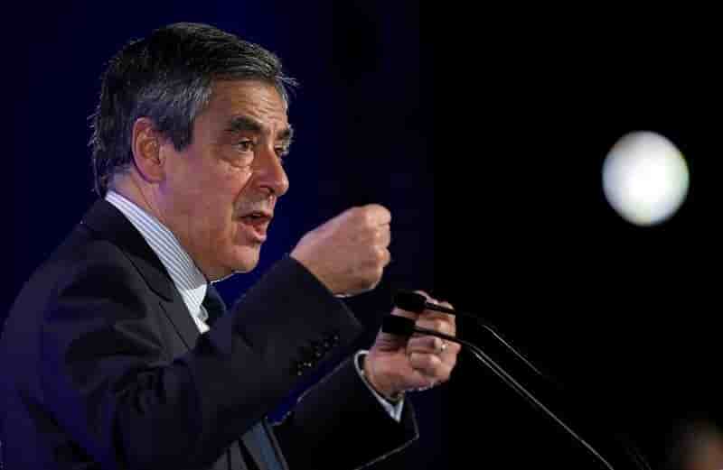 Au puy-en-velay, fillon vante l'"identite" de la france