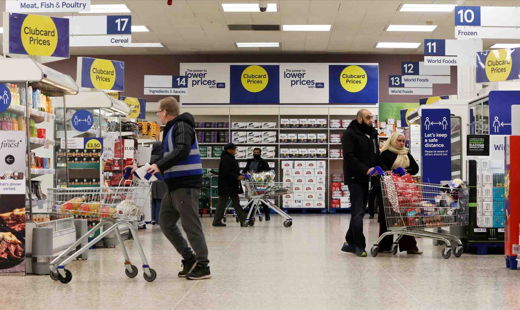 Photo d'archives d'acheteurs dans un supermarche tesco extra a londres