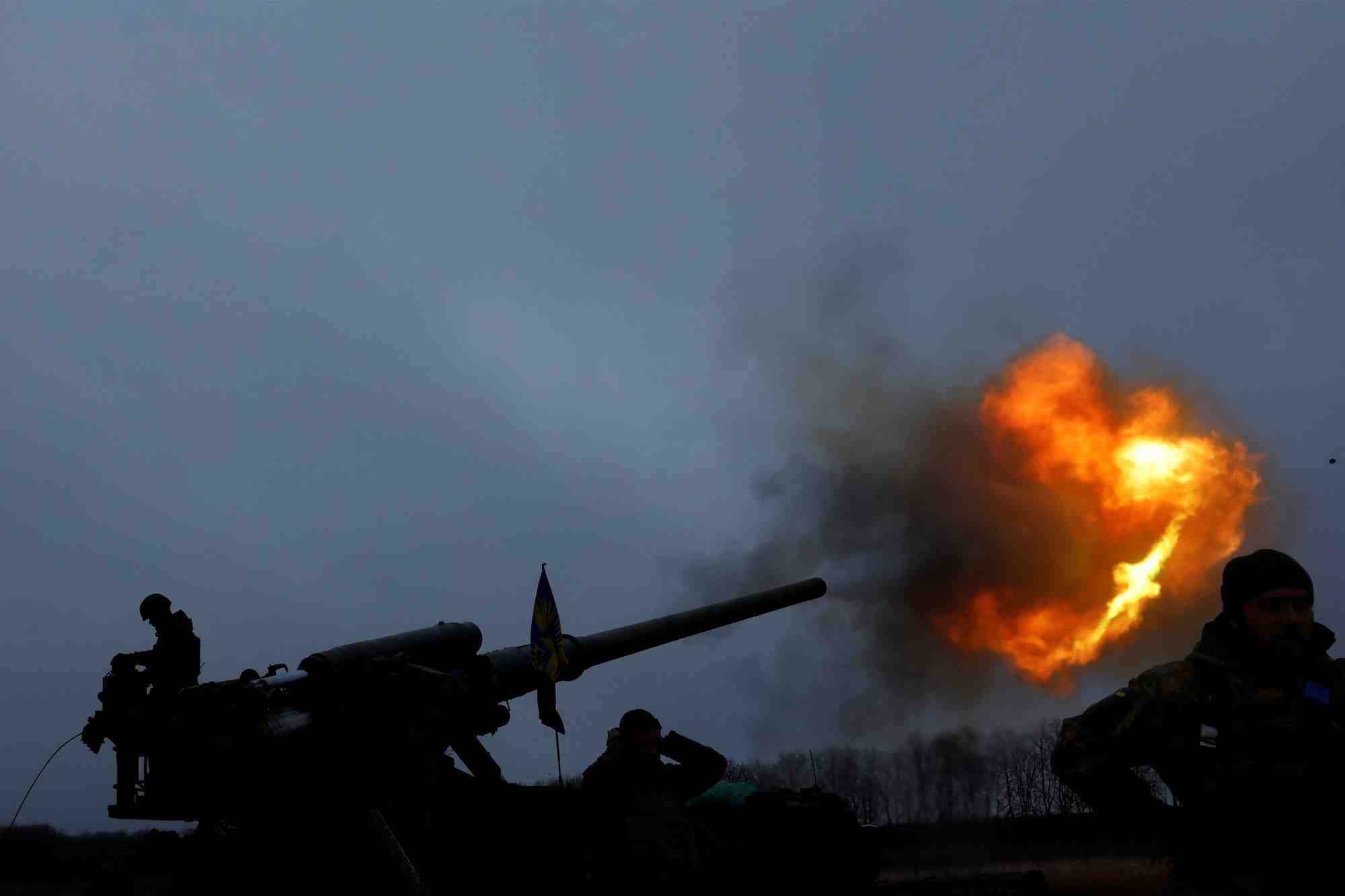 Des soldats ukrainiens de la 43e brigade d'artillerie lourde tirent un projectile pendant un bombardement sur la ligne de front a bakhmout