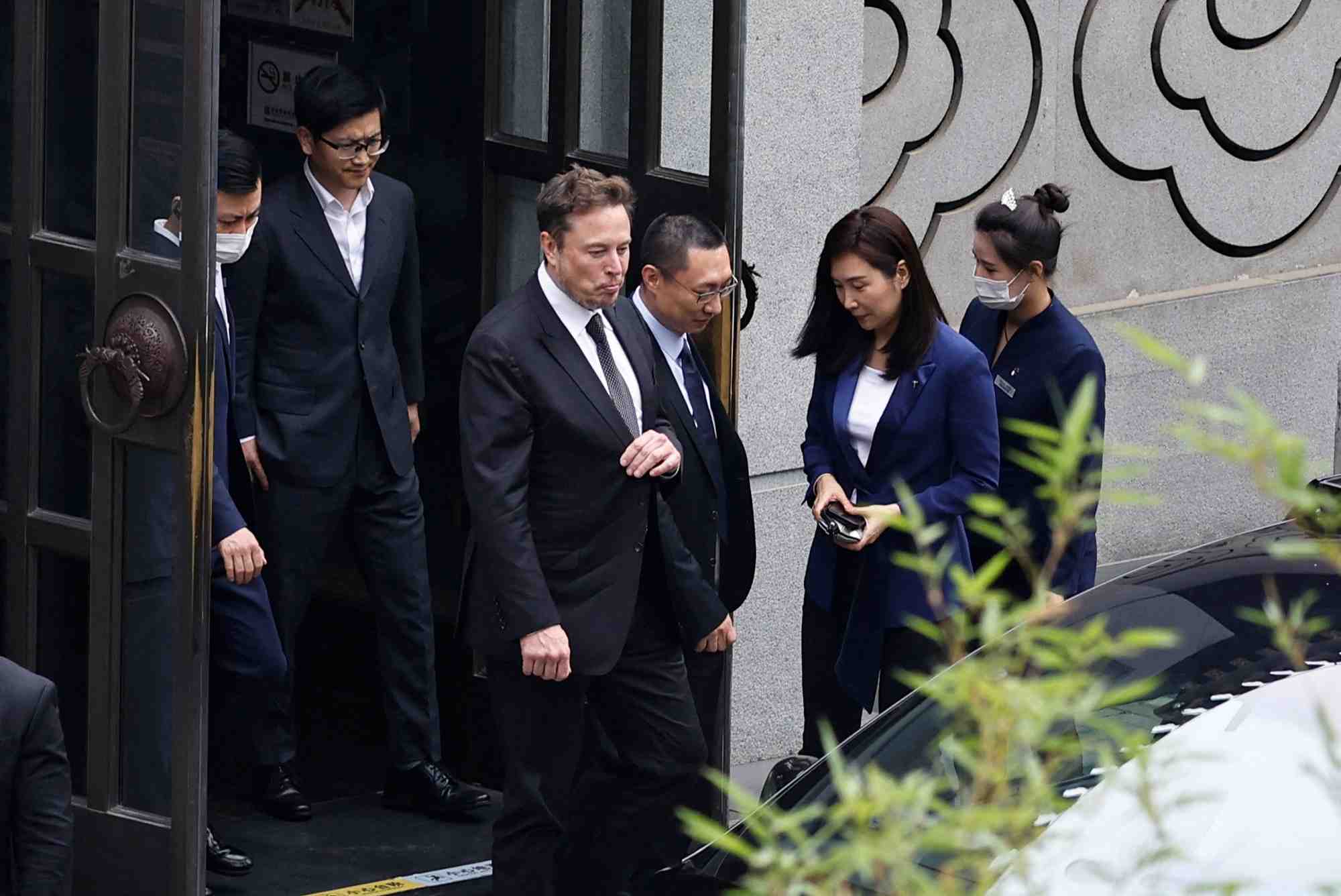 Elon musk sort d'un restaurant a pekin