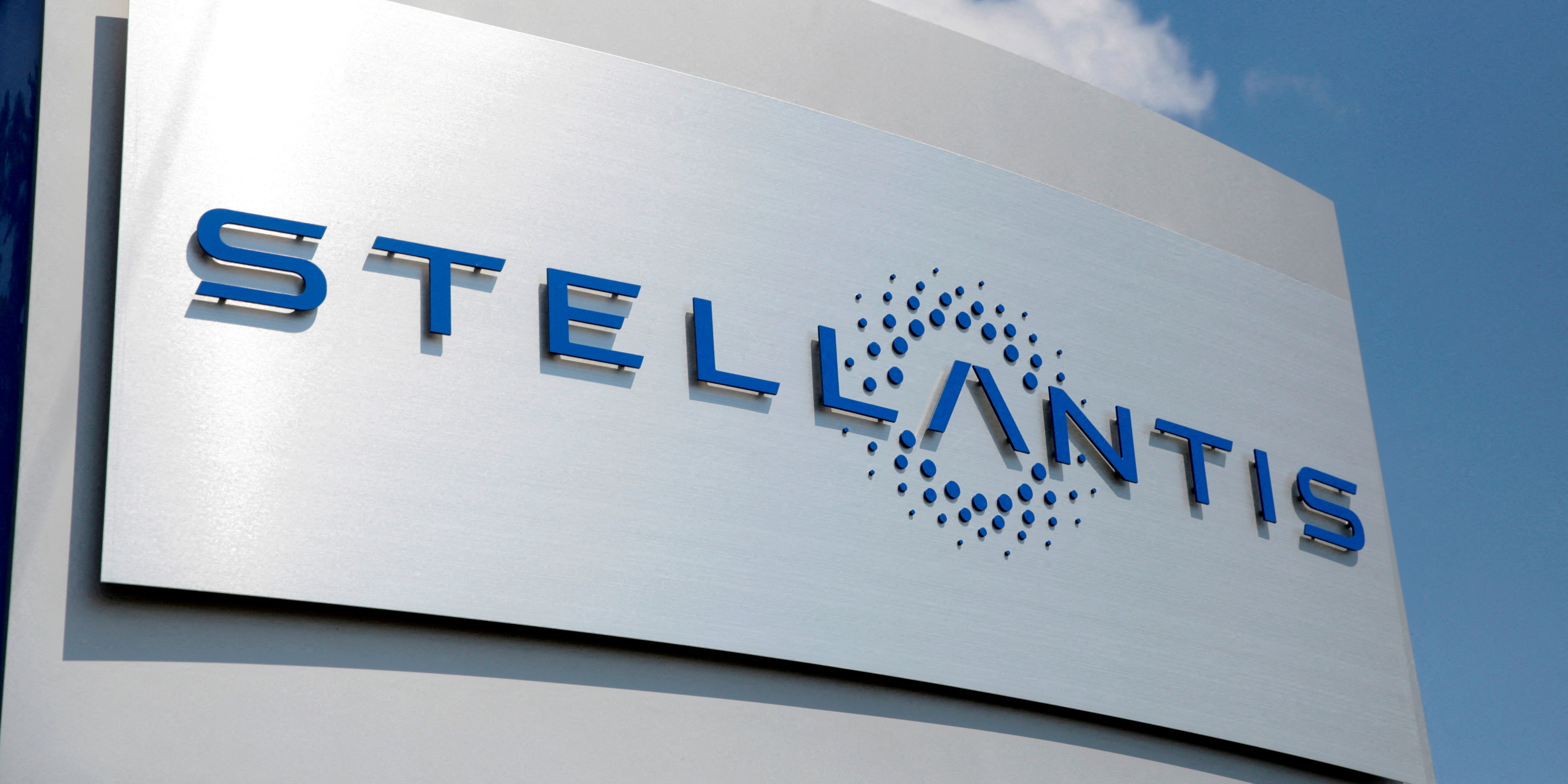 Un panneau stellantis devant le siege de l'entreprise aux etats-unis