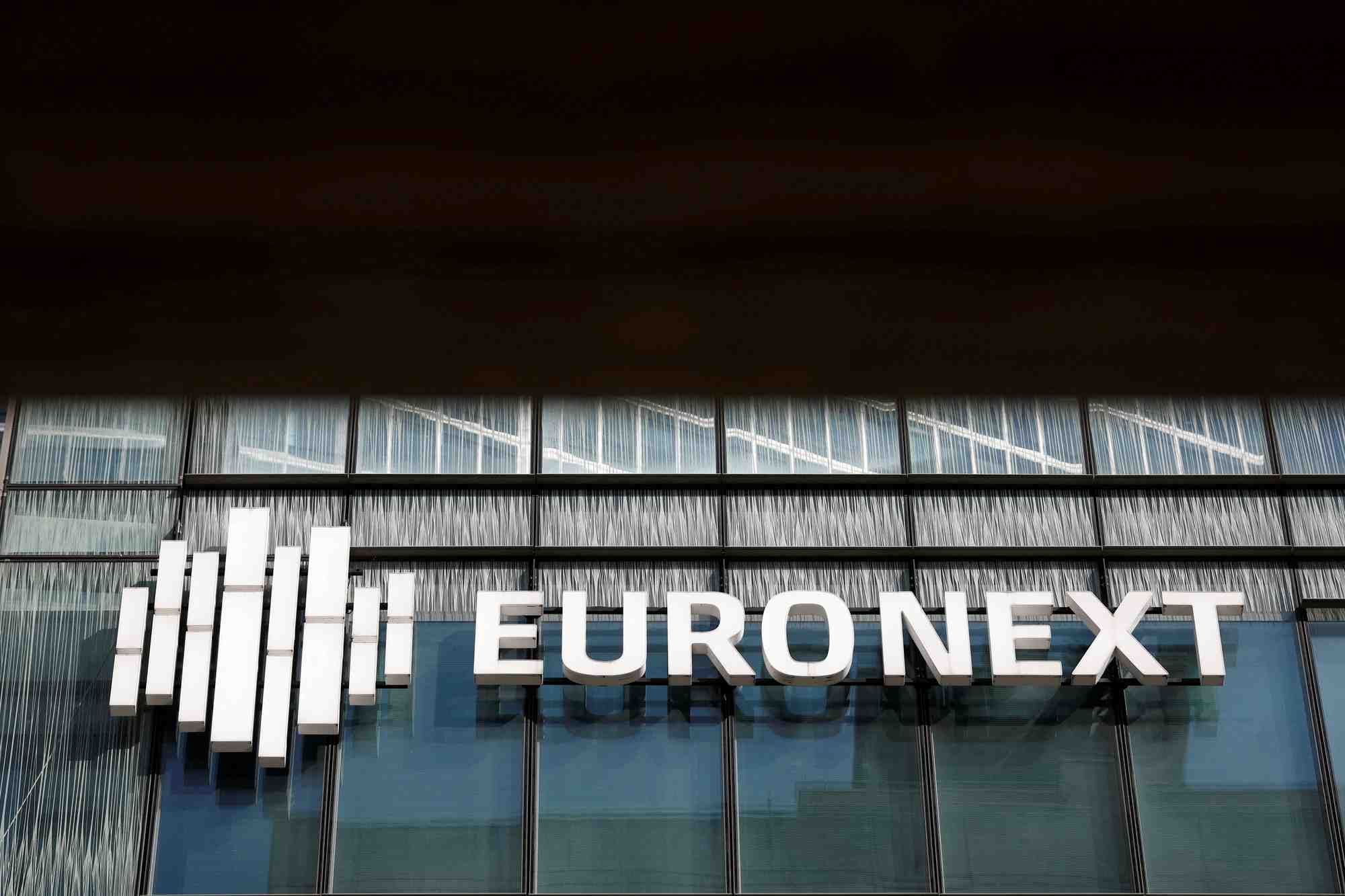 Photo de la bourse euronext dans le quartier d'affaires de la defense a paris