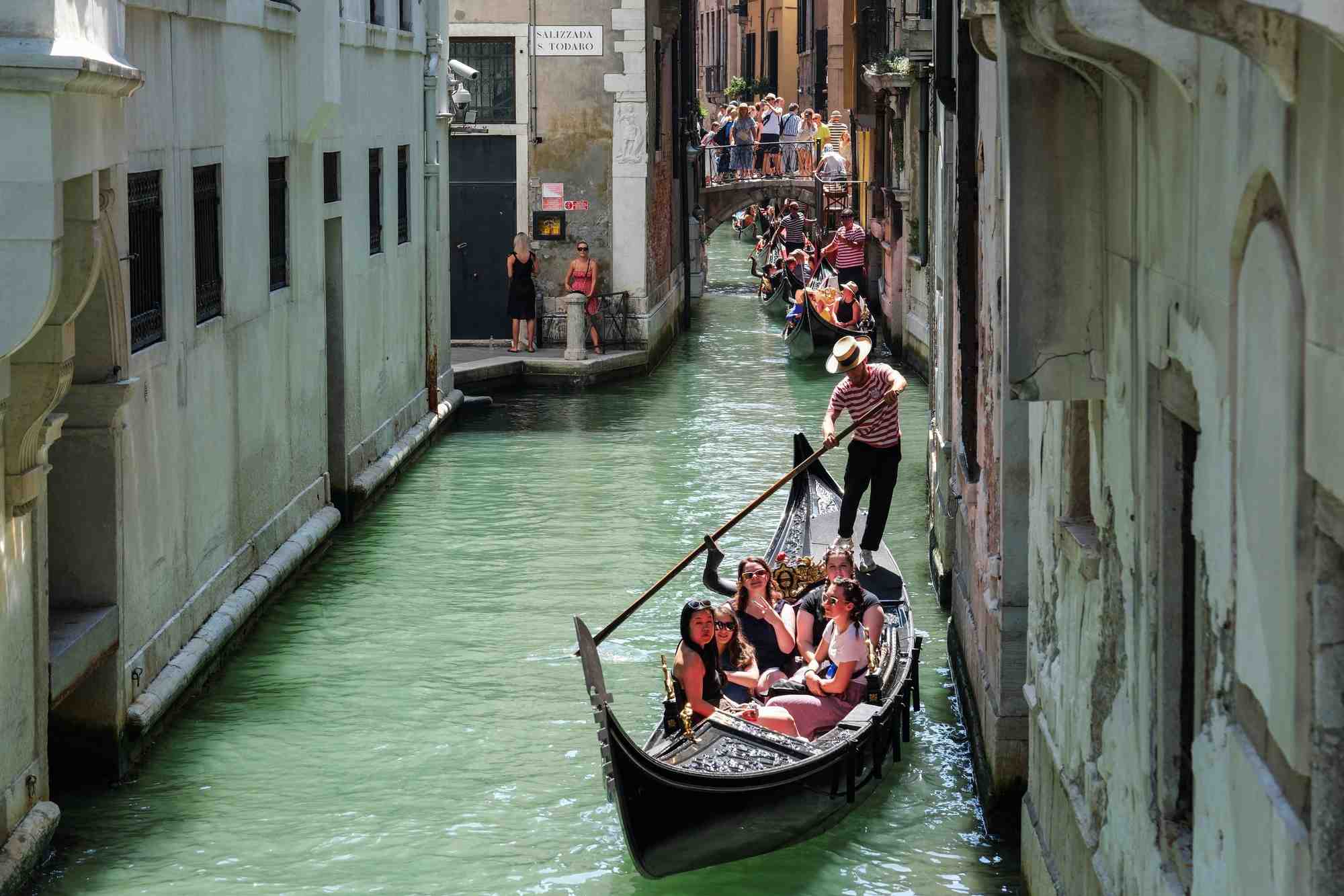 Des gondoliers naviguent sur le canal de venise