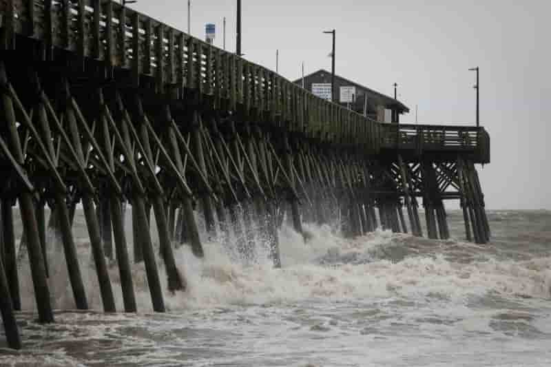 La jetee de la plage de garden city, en caroline du sud en pleine tempete tropicale