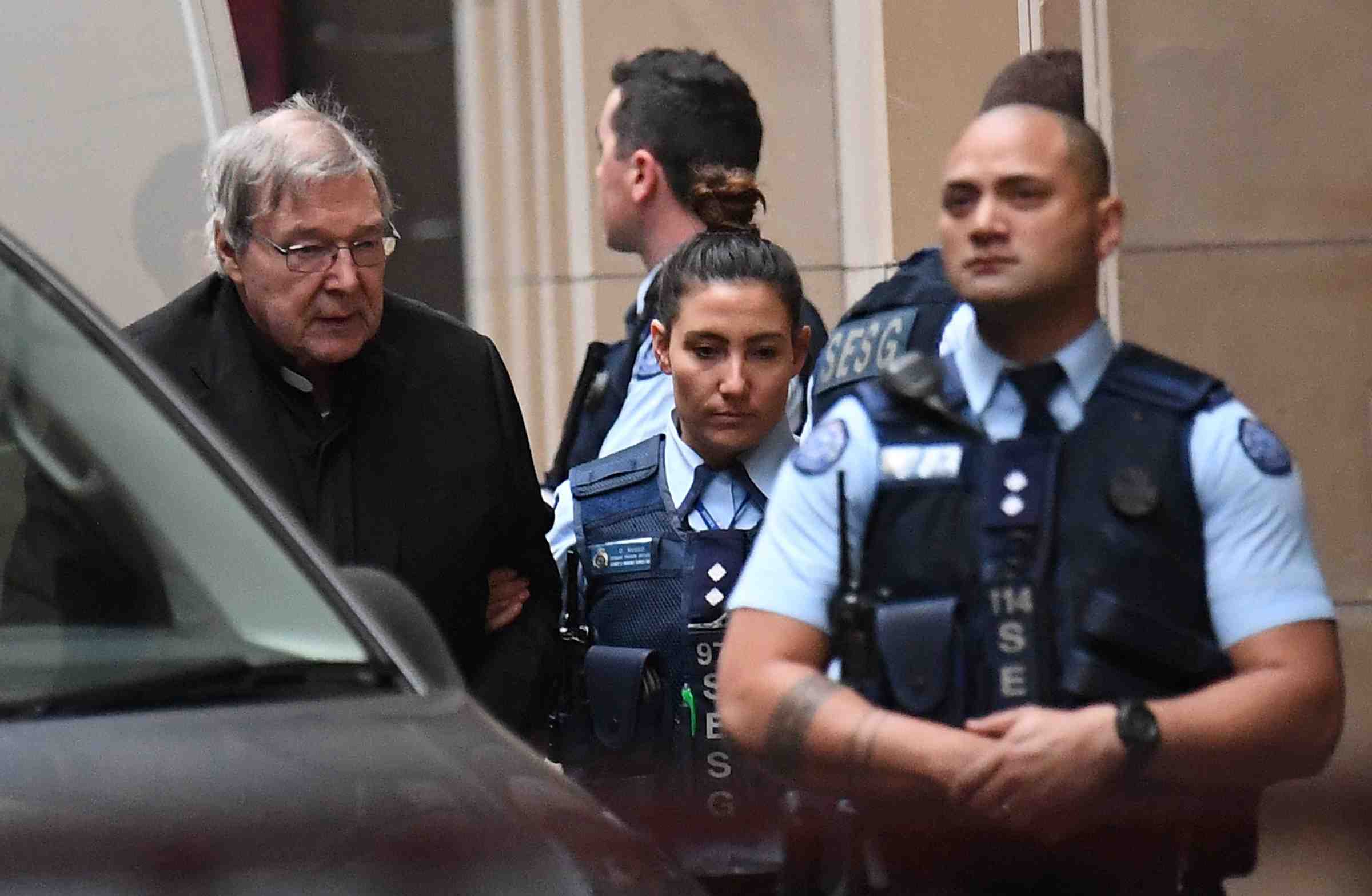 Les procureurs maintiennent leur accusation contre le cardinal australien george pell