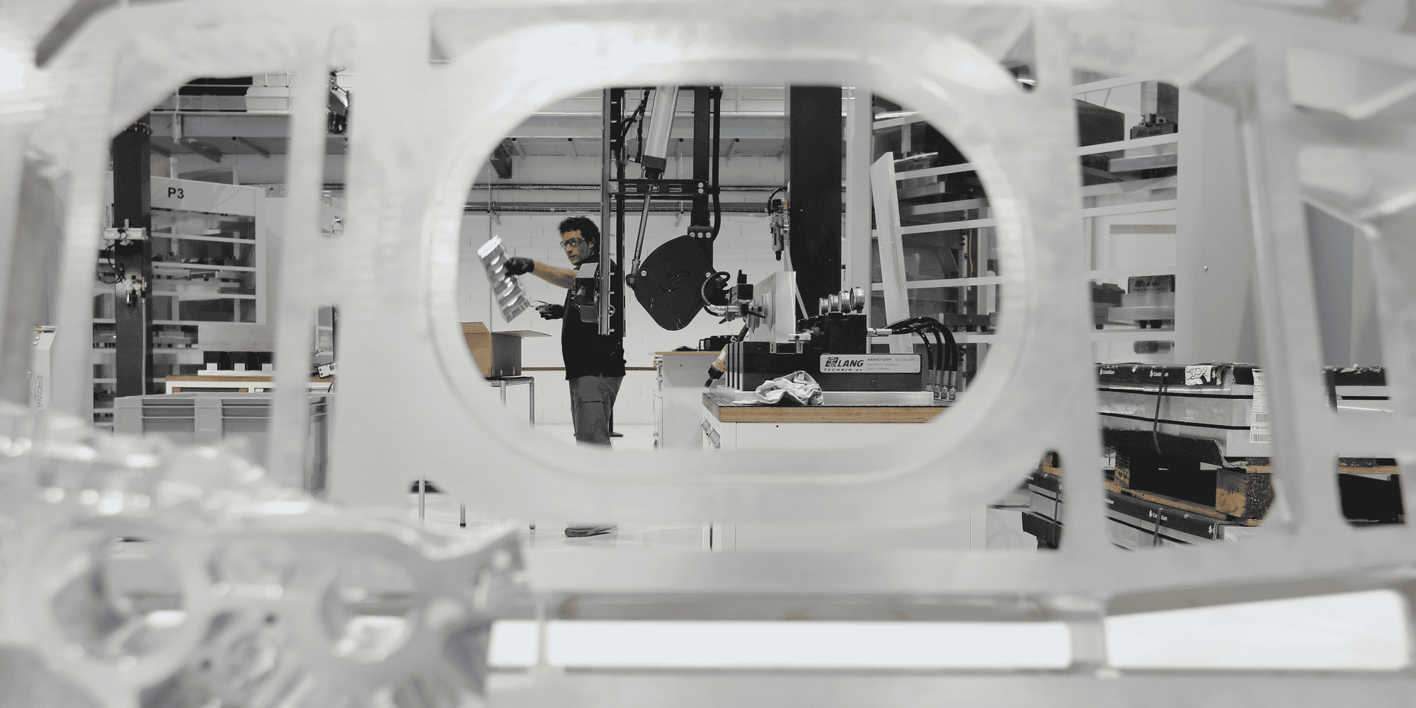 Pour suivre le rythme imposé par Airbus, les sous-traitants (ici, Latécoère) robotisent et délocalisent une partie de leur activité.