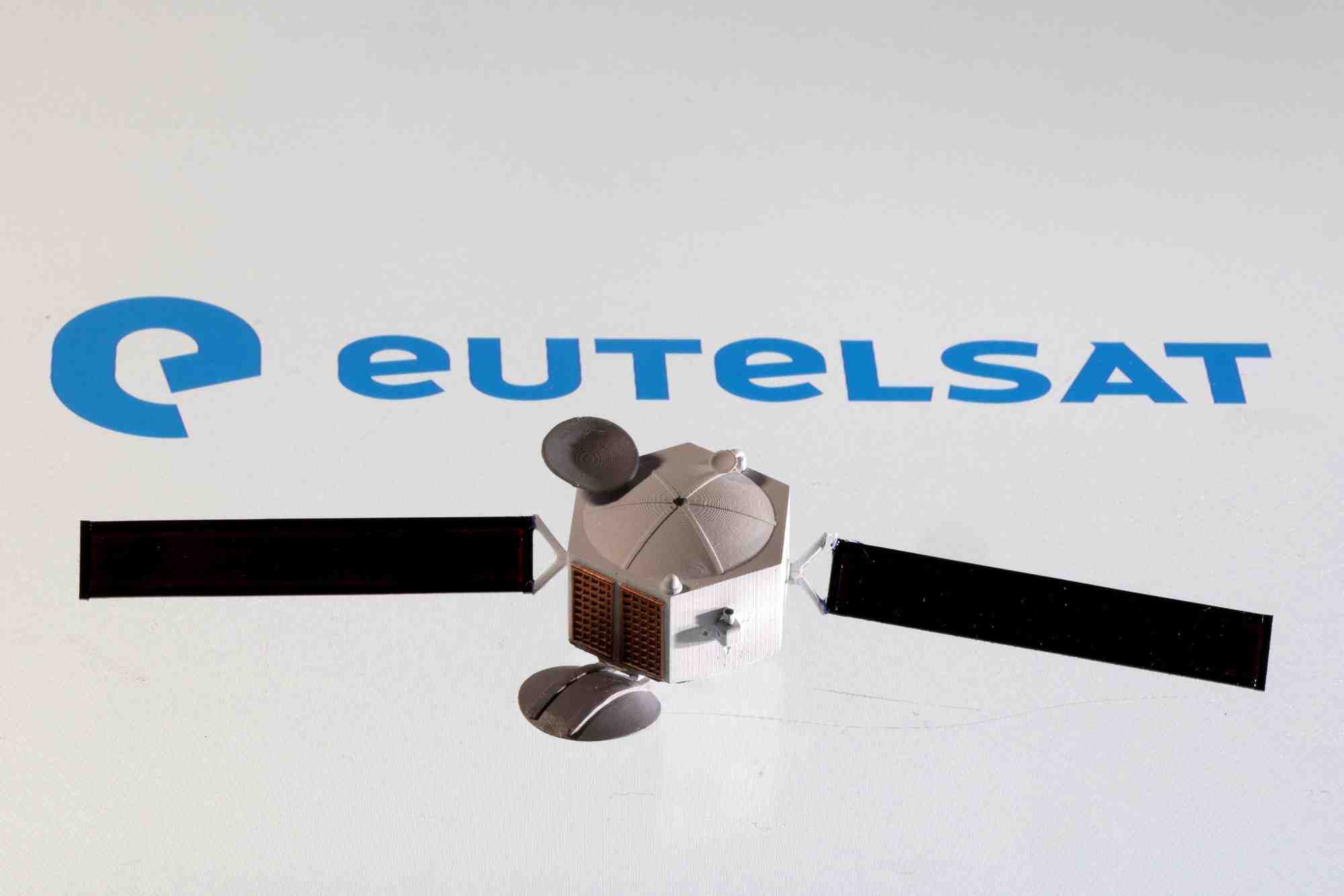 Photo d'illustration d'archives d'une maquette de satellite posee sur le logo d'eutelsat