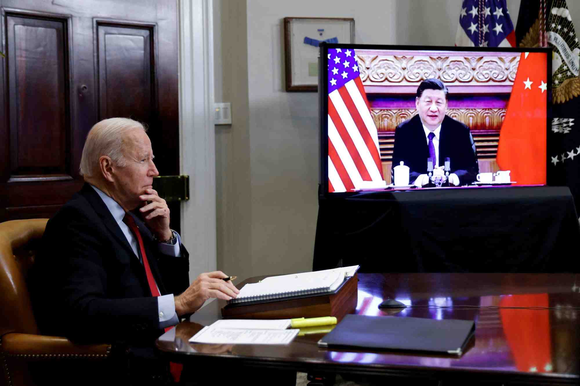Photo d'archives de joe biden en entretien virtuel avec xi jinping depuis la maison blanche a washington