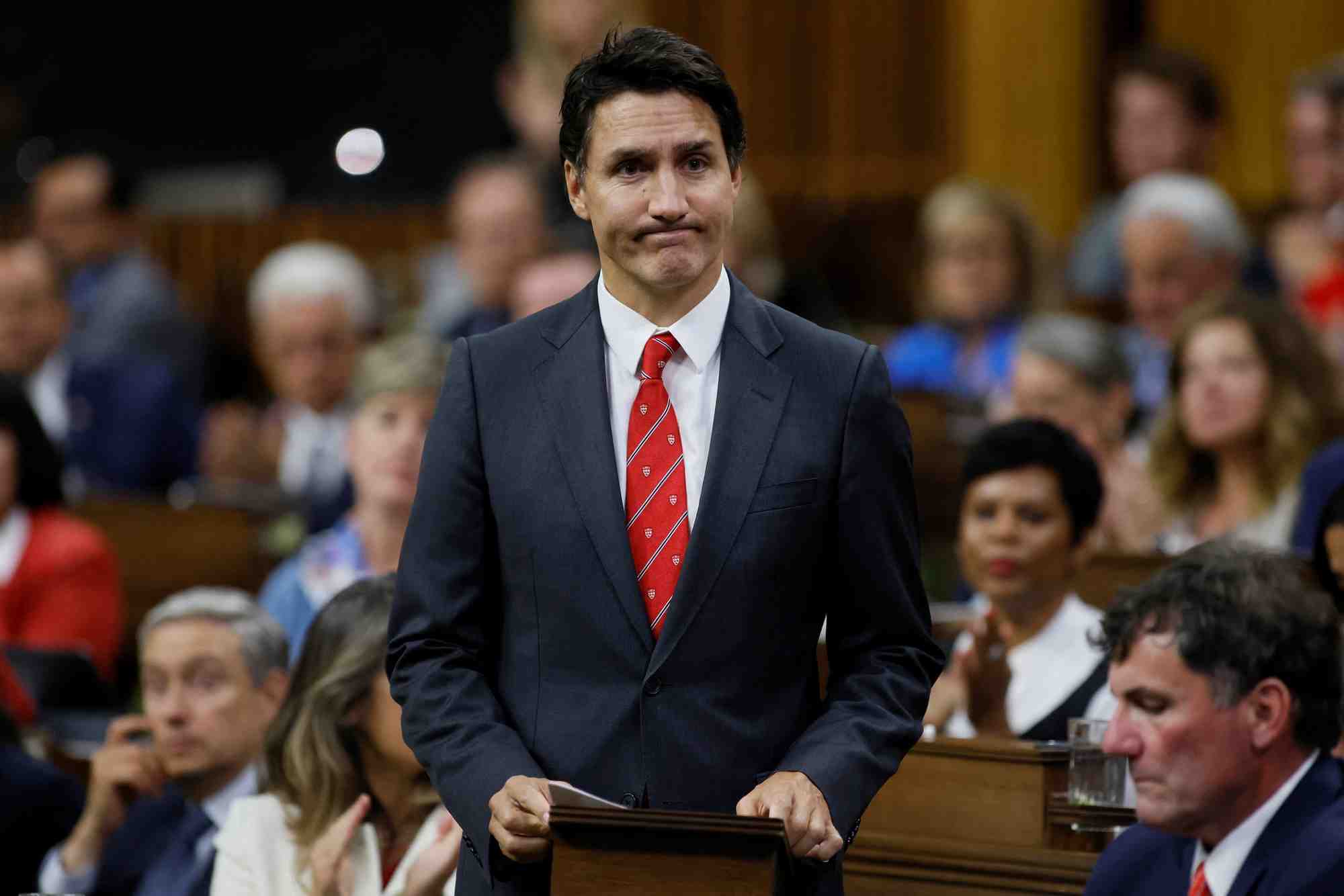 Le premier ministre canadien justin trudeau se leve pour faire une declaration a la chambre