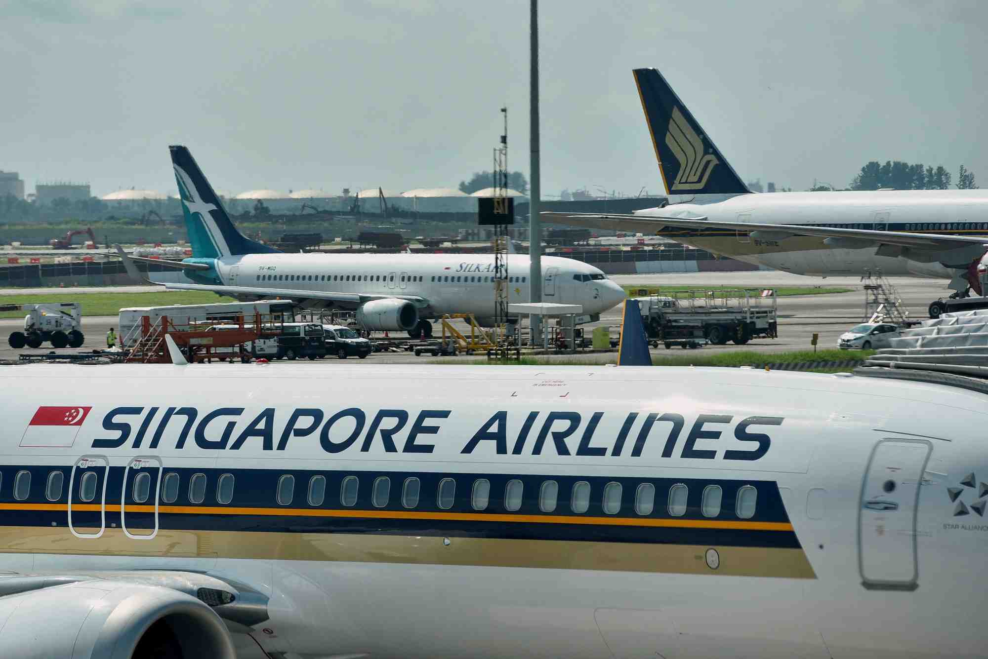 Des avions de singapore airlines sont stationnes a l'aeroport de changi
