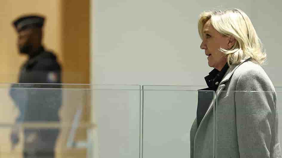 Marine Le Pen pourrait être condamnée ce lundi 31 mars à de l’inéligibilité avec effet immédiat.