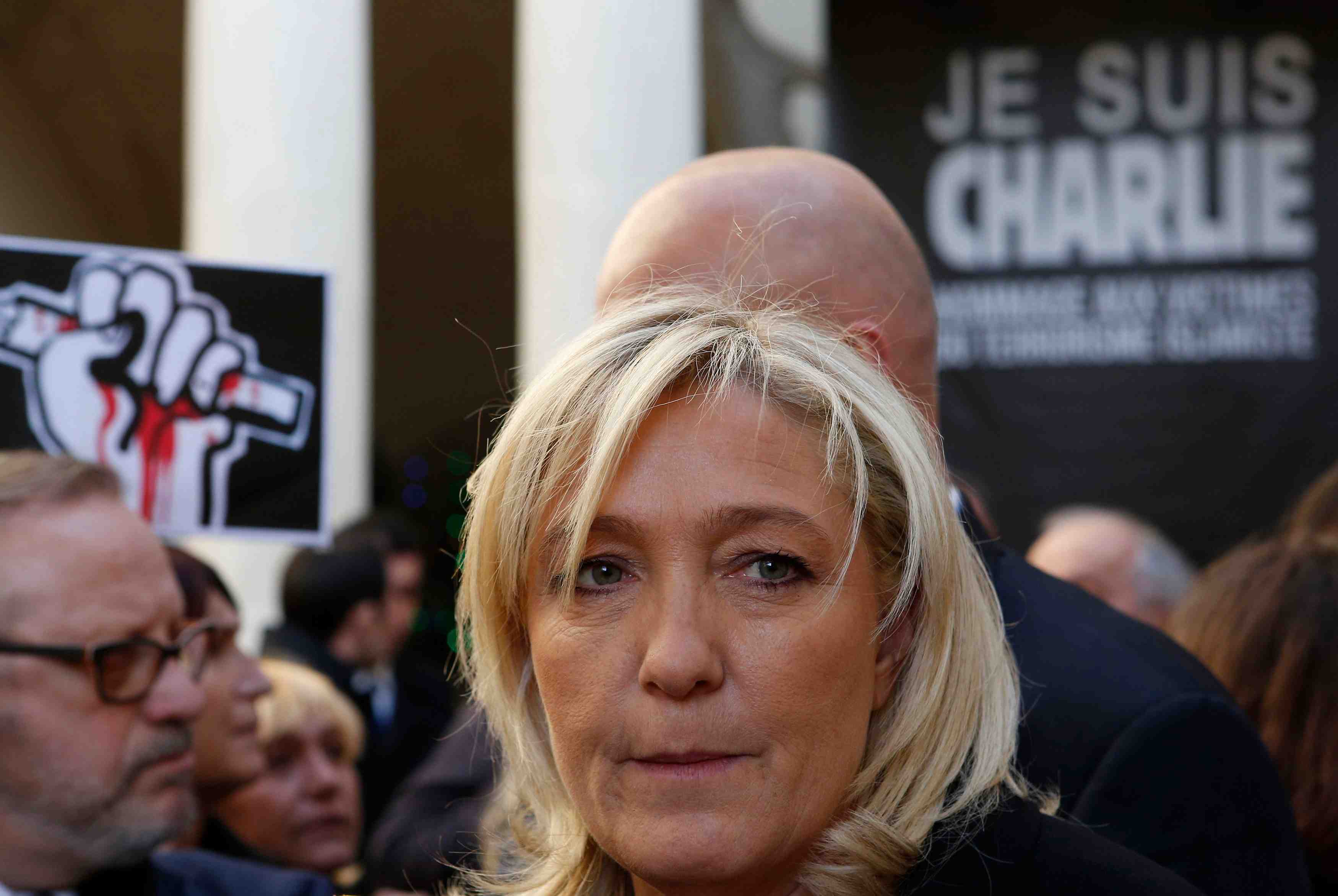 Marine le pen participe a un rassemblement dans le gard