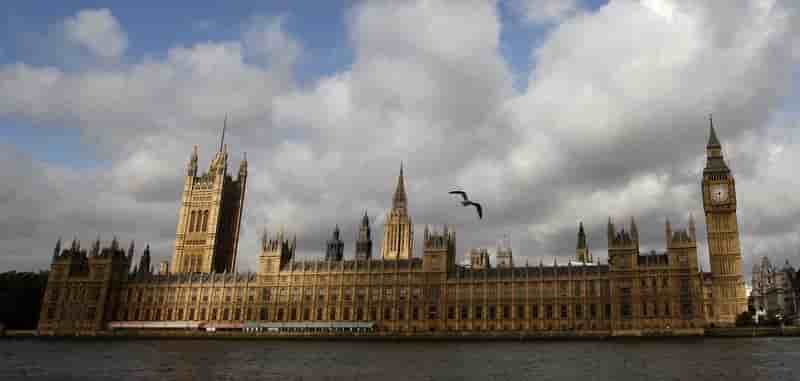 Les tories s'eloignent encore plus de la majorite absolue, selon un sondage