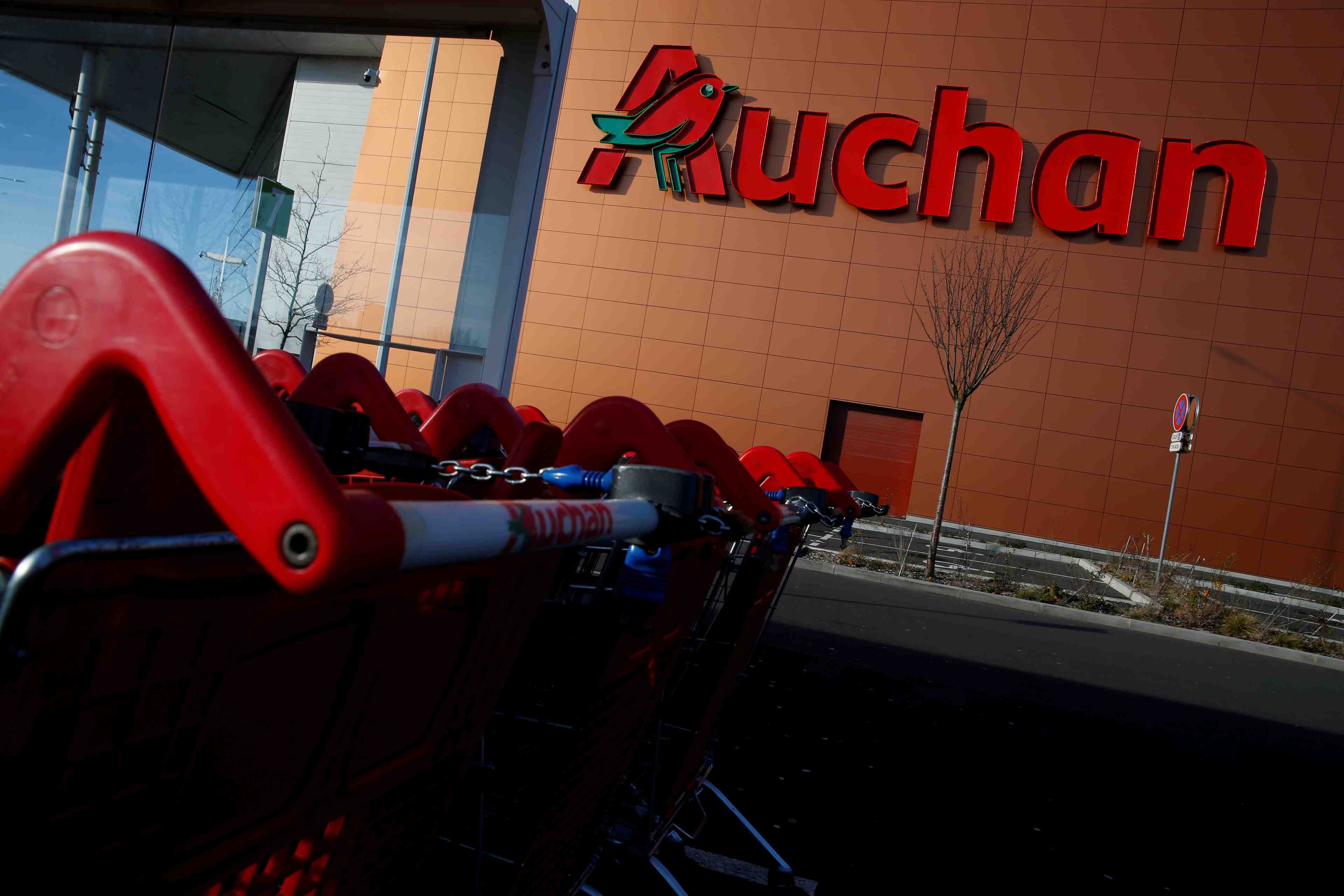 Auchan prudent sur son activite au s2 en raison des restrictions sanitaires
