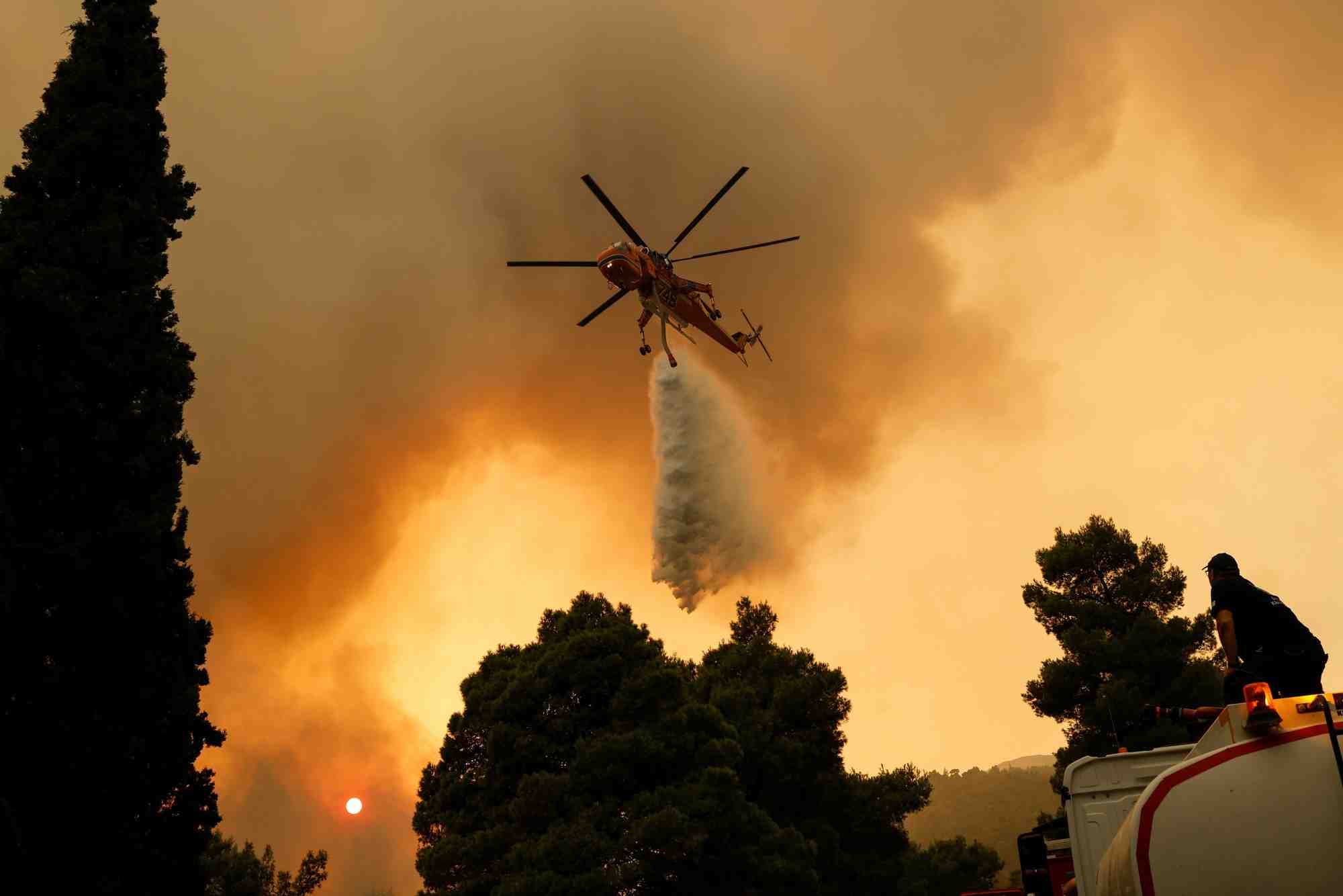 Plusieurs pays de l'union europeenne, dont la france, depechent des pompiers en grece pour l'ete