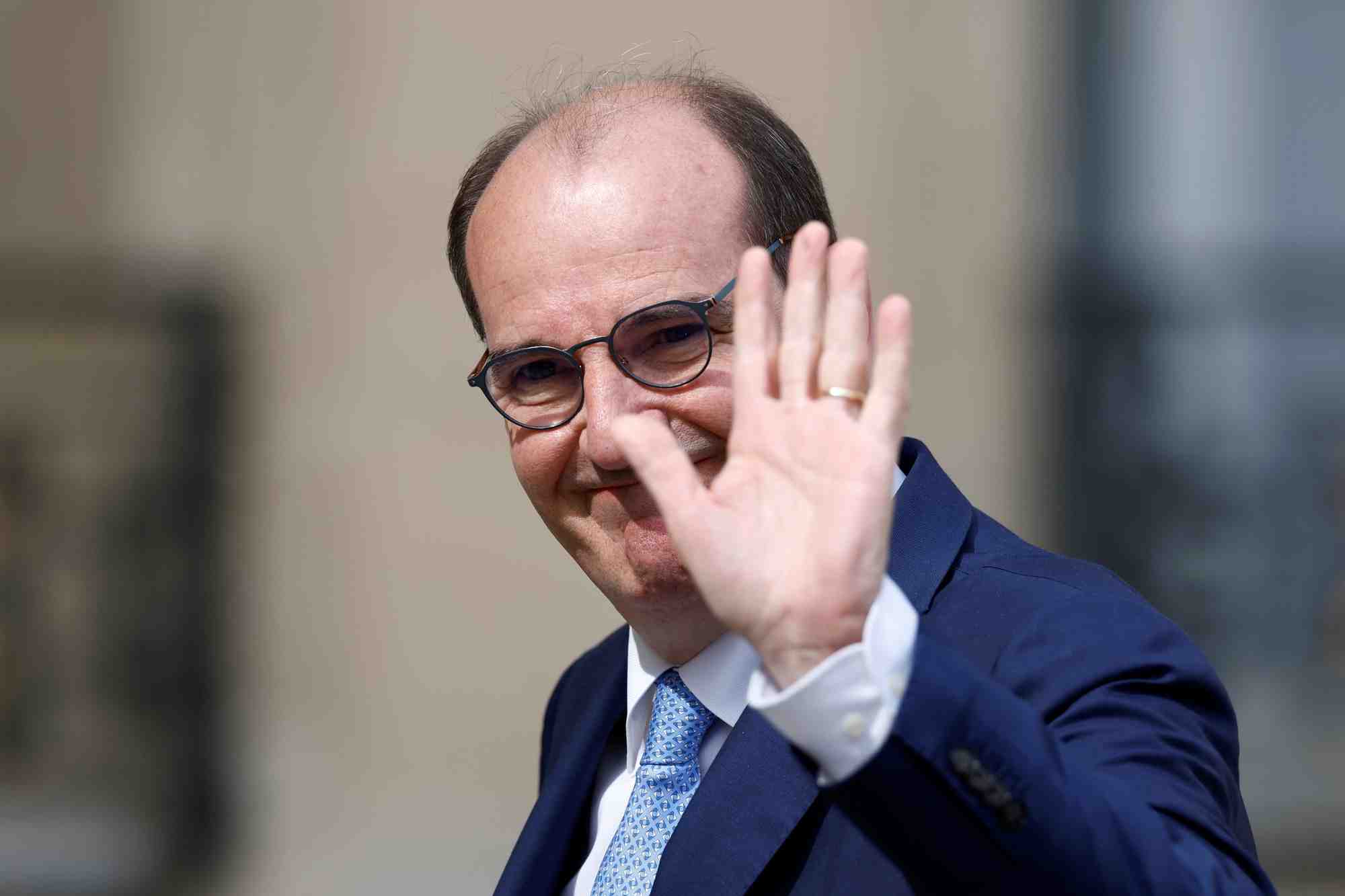 L'ancien premier ministre jean castex salue en arrivant a la derniere reunion hebdomadaire du cabinet a l'elysee, a paris
