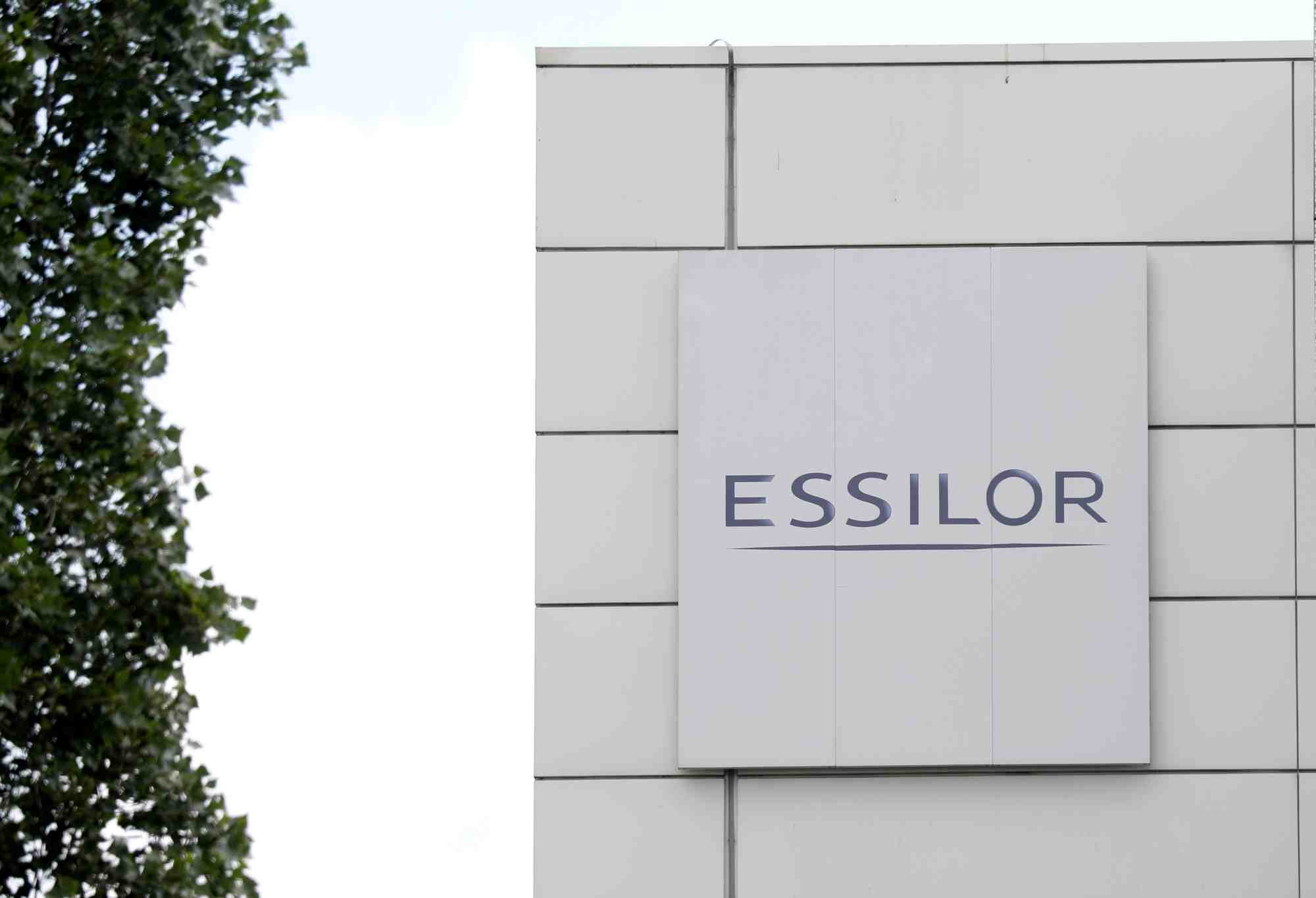 Photo du logo d'essilor sur un batiment a creteil