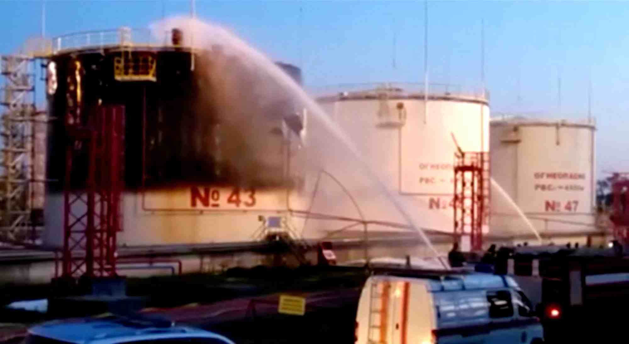 Incendie dans une raffinerie de petrole dans la region de krasnodar, en russie