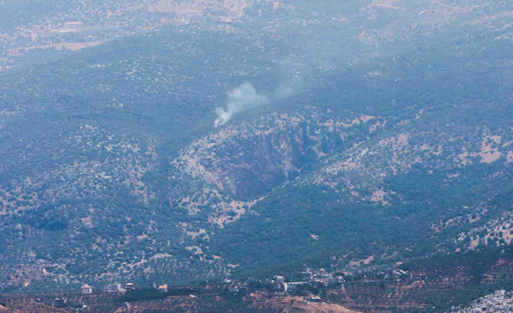 De la fumee monte a kfarshouba, vue depuis le village de khiam, pres de la frontiere avec israel