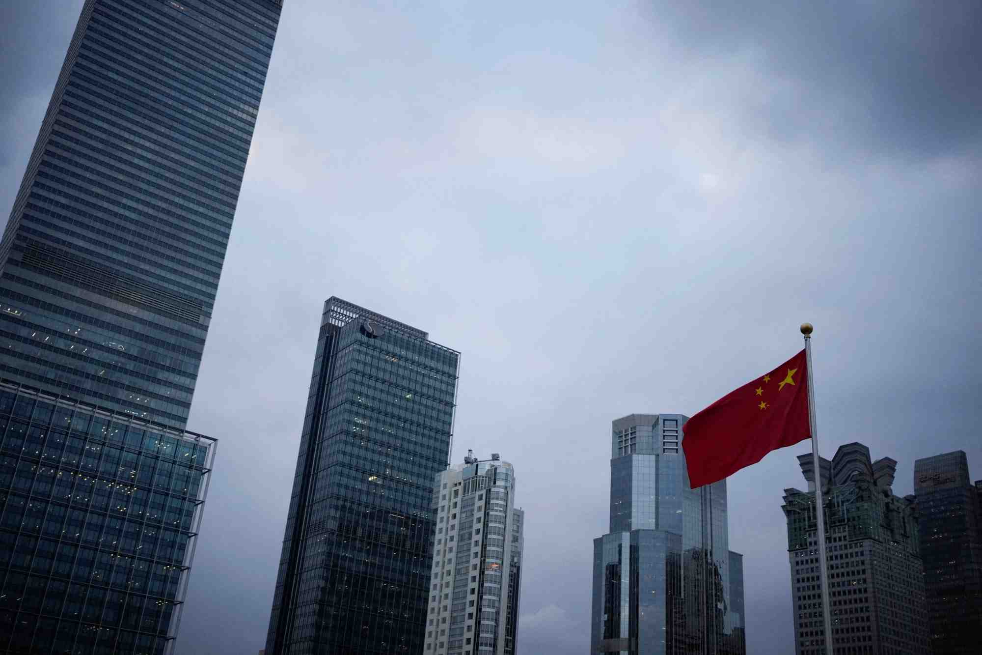 Un drapeau national chinois a shanghai apres la pandemie de covid-19
