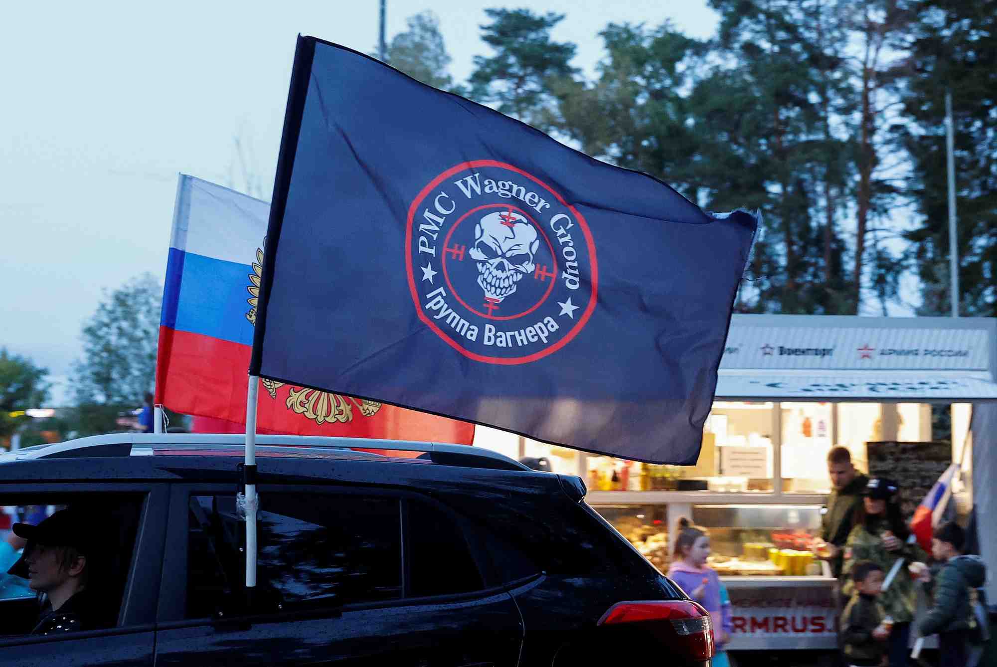 Le drapeau du groupe paramilitaire russe wagner