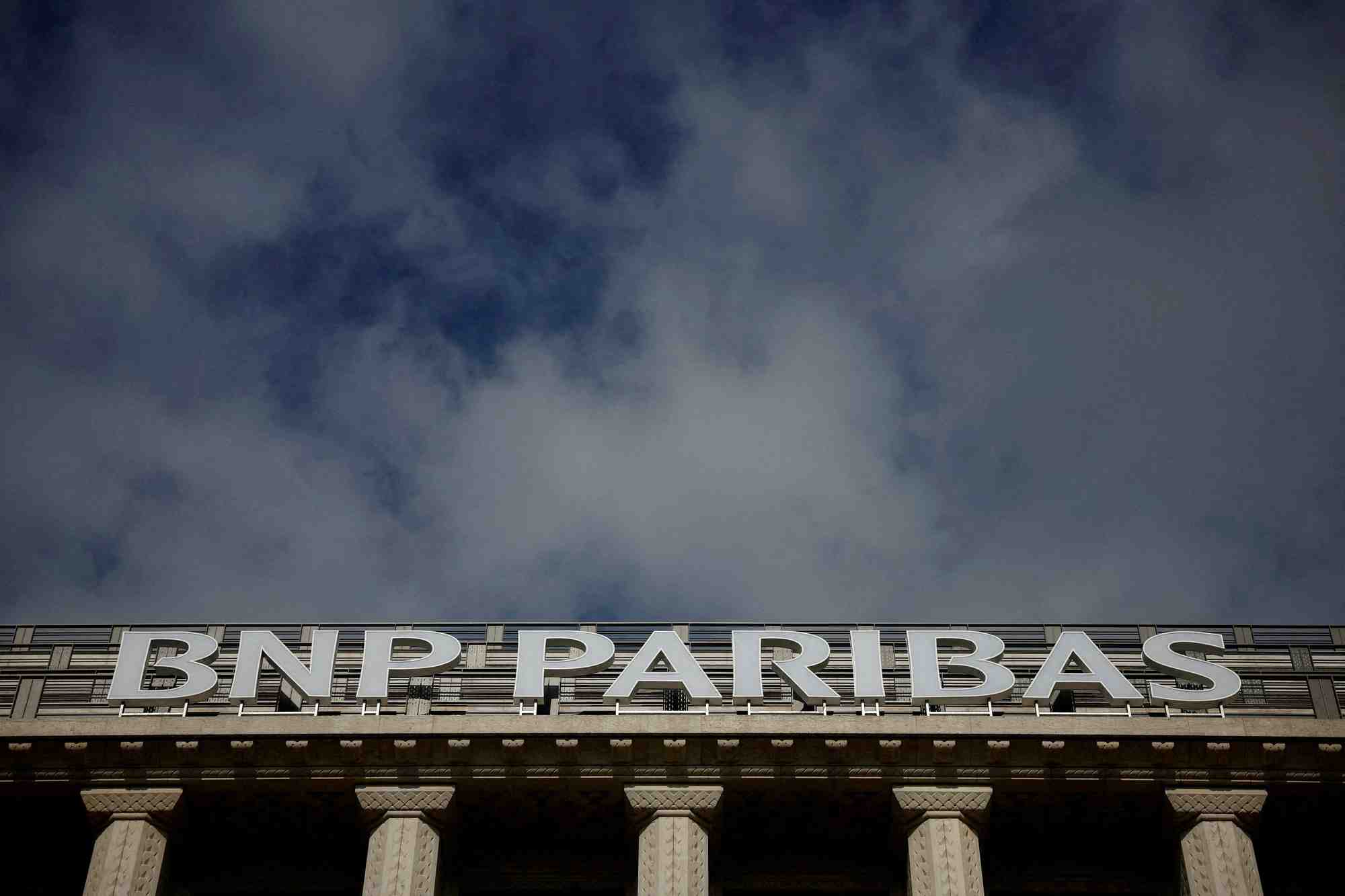 Vue d'un immeuble de la banque bnp paribas a paris
