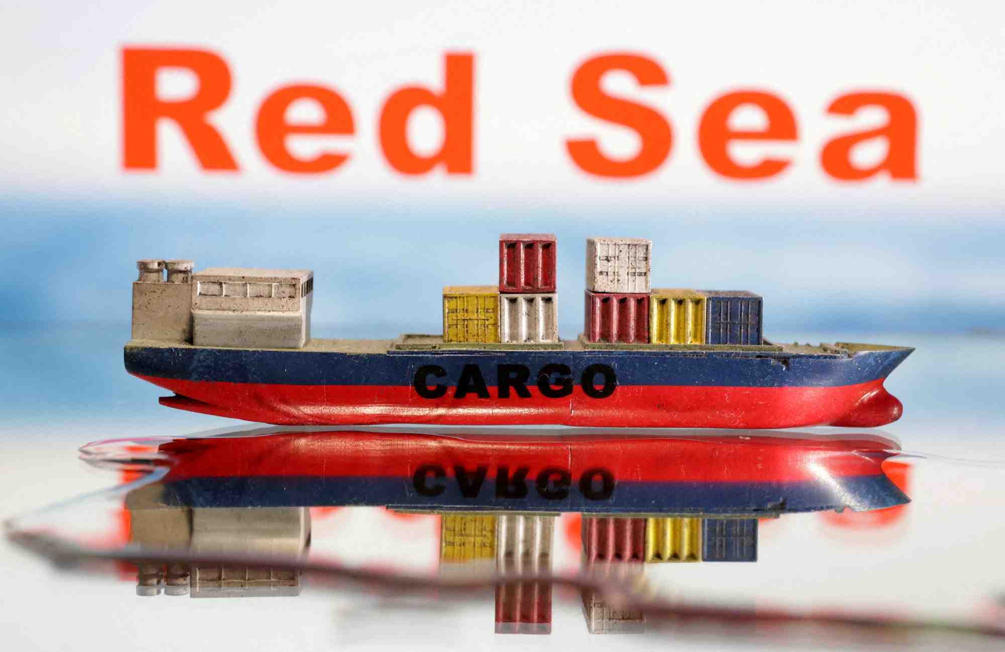 Une illustration d'un cargo sur la mer rouge