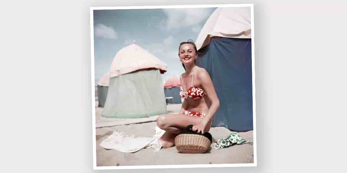 Scène de plage, à Deauville, en août 1951, photographiée par Robert Capa.
