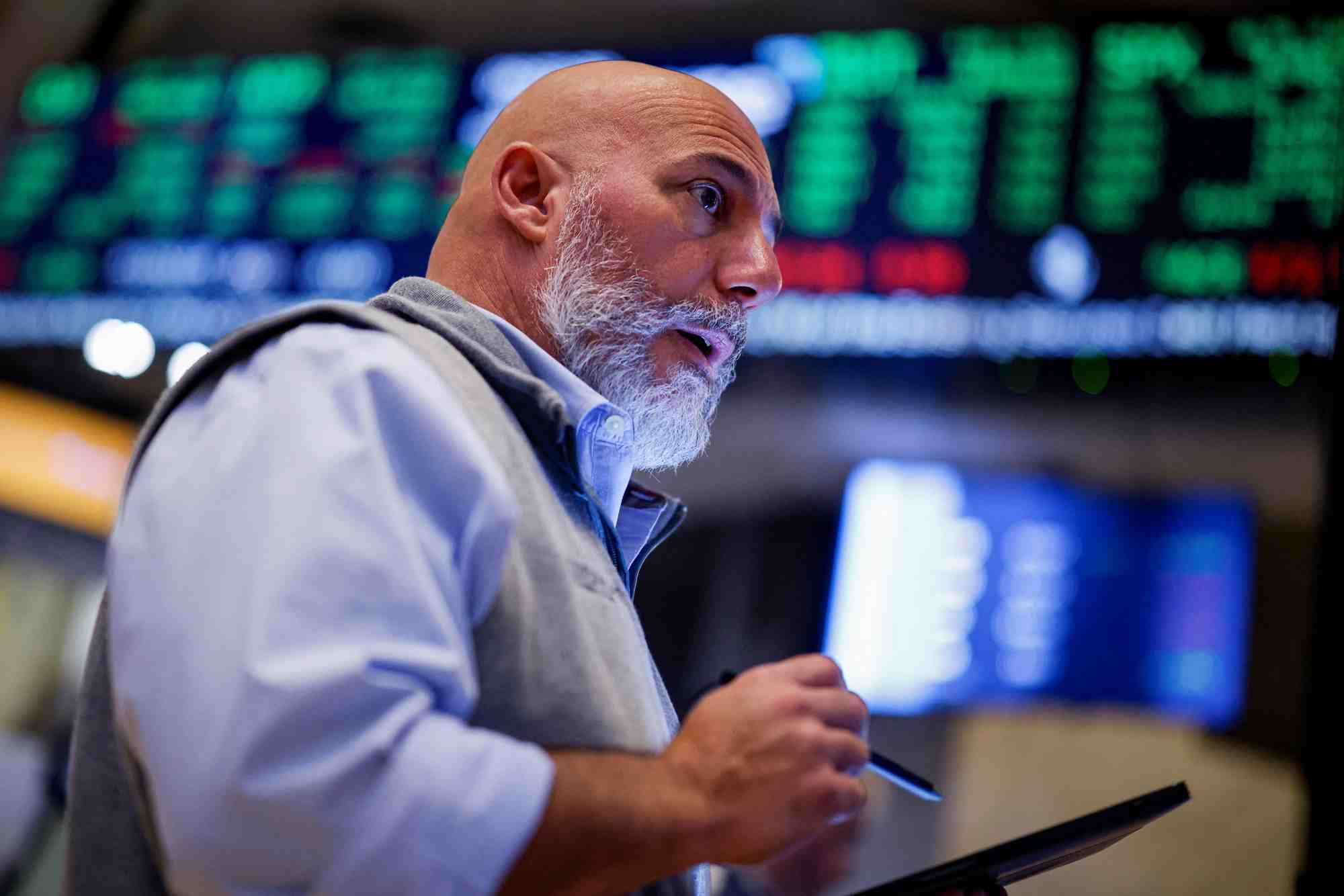 Un trader travaille a la bourse de new york