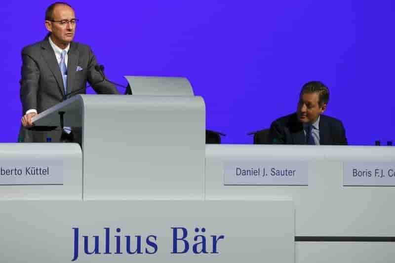 Le benefice net annuel de julius baer divise par trois
